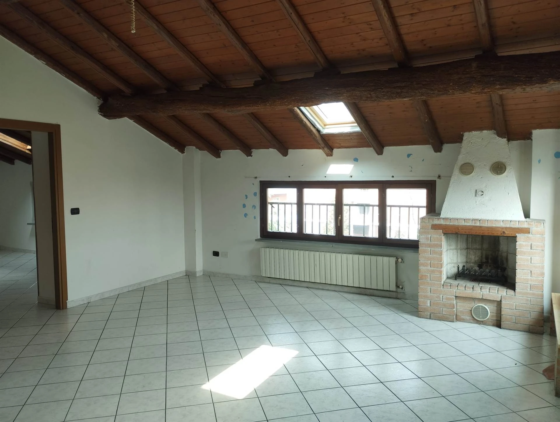 Trilocale Autonomo con Travi a Vista e Doppio Bagno Trilocale Autonomo con Travi a Vista e Doppio Bagno