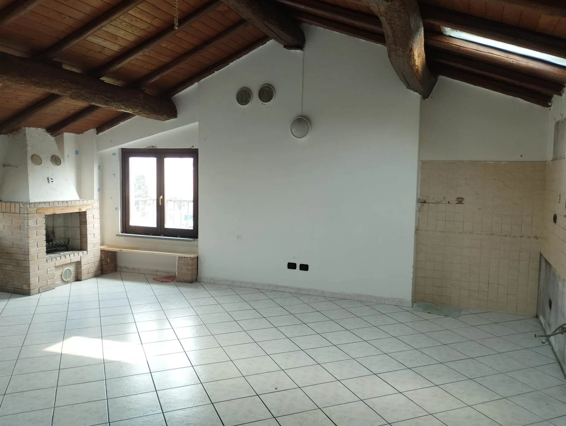 Trilocale Autonomo con Travi a Vista e Doppio Bagno Trilocale Autonomo con Travi a Vista e Doppio Bagno