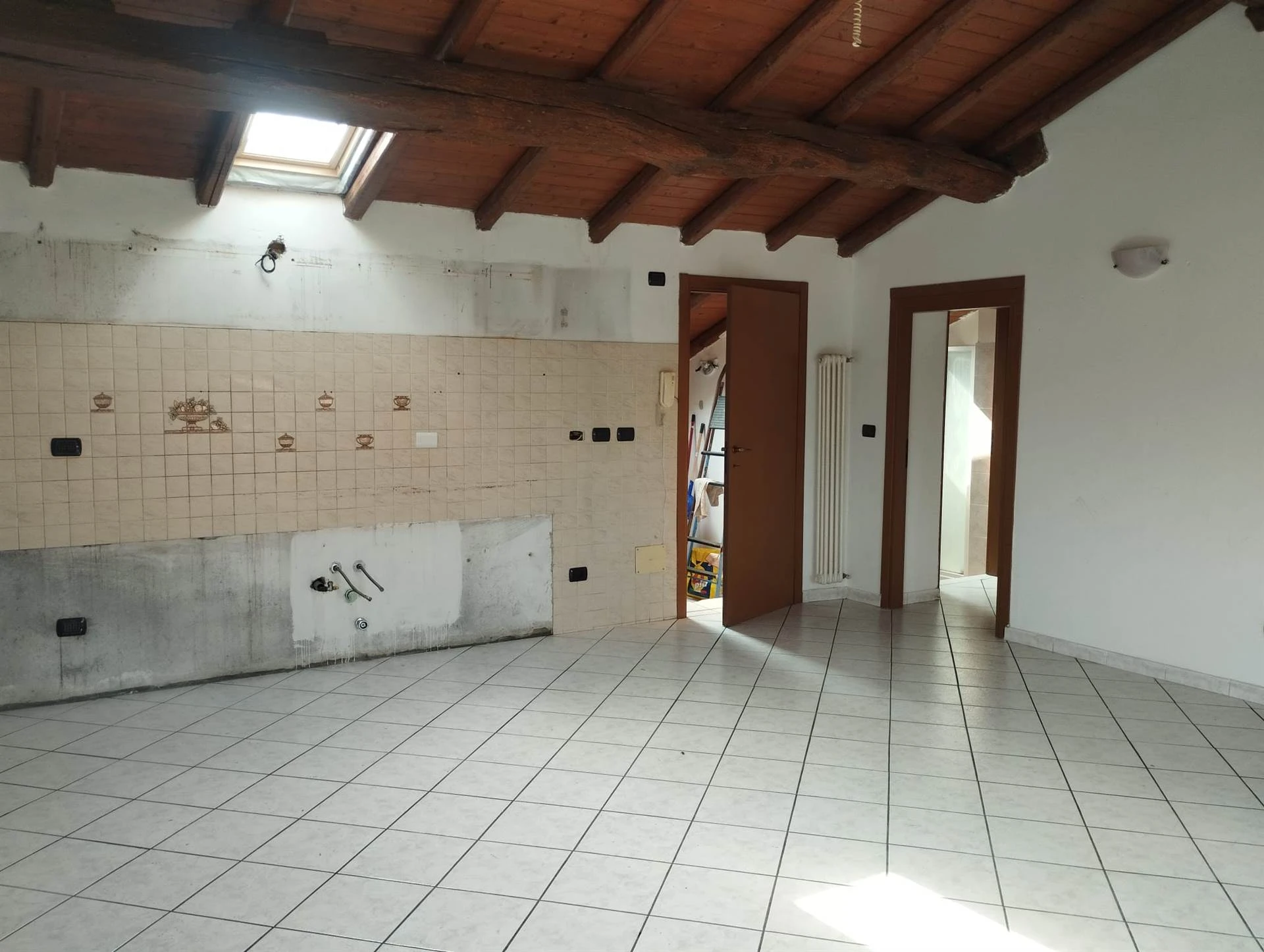 Trilocale Autonomo con Travi a Vista e Doppio Bagno Trilocale Autonomo con Travi a Vista e Doppio Bagno