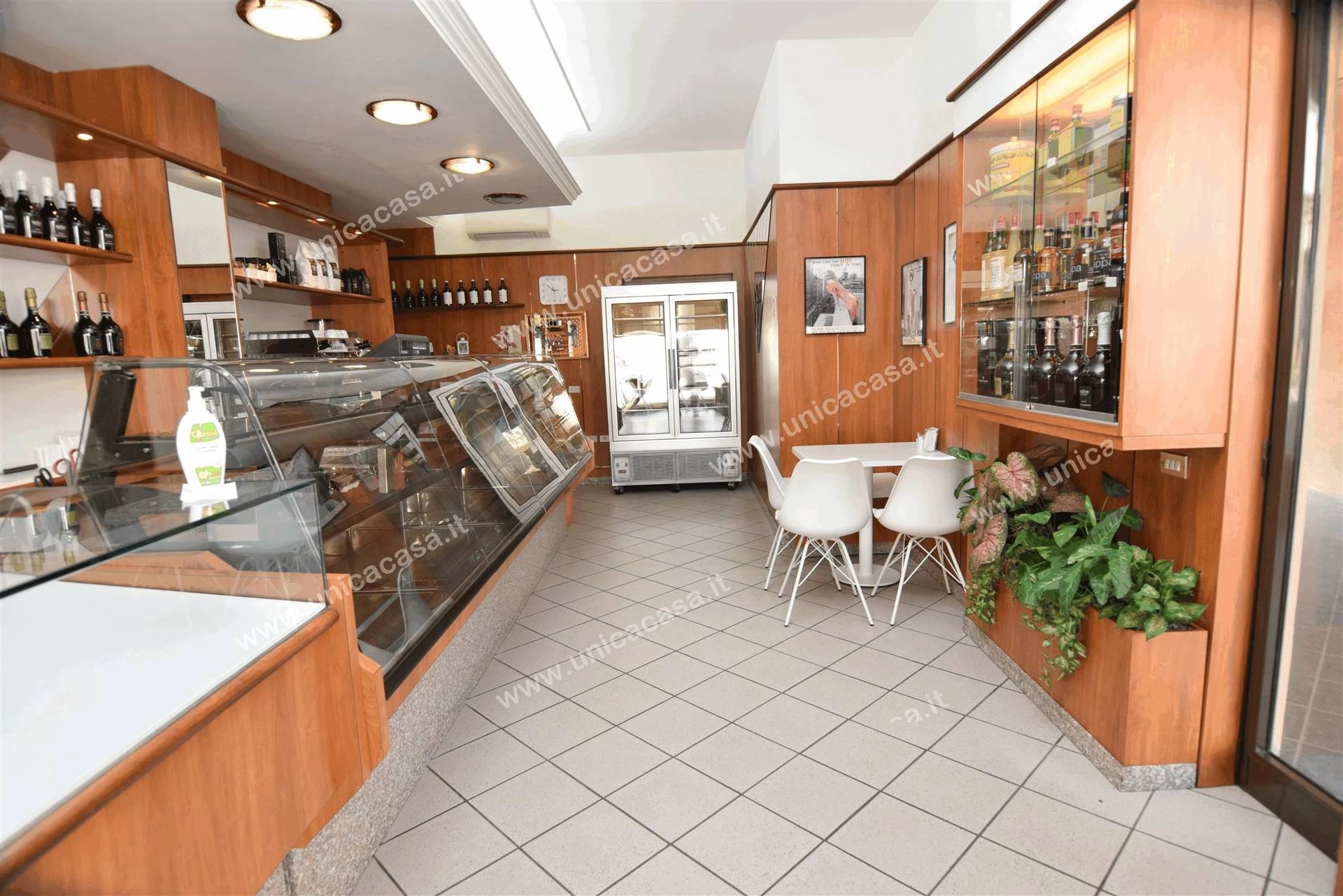 Vendesi storica attivita' pasticceria con bar ben avviata Vendesi storica attivita' pasticceria con bar ben avviata