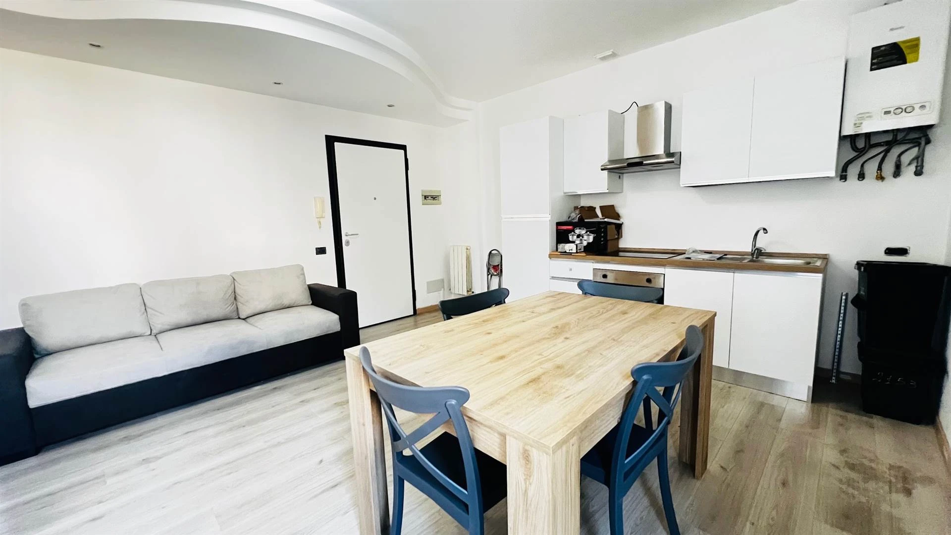 Bilocale ristrutturato con arredo nuovo Bilocale ristrutturato con arredo nuovo