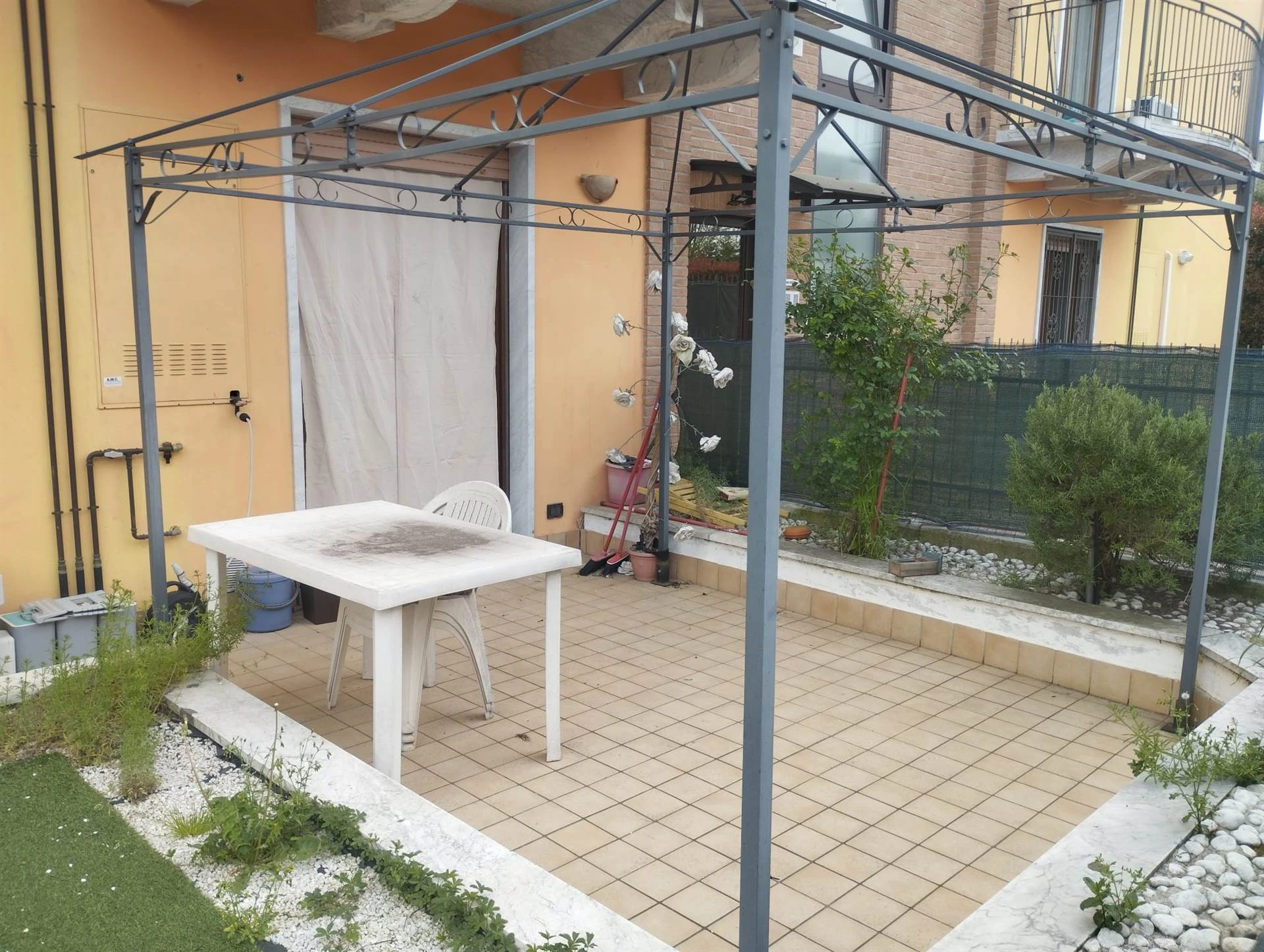 Bilocale completamente arredato con giardino Bilocale completamente arredato con giardino