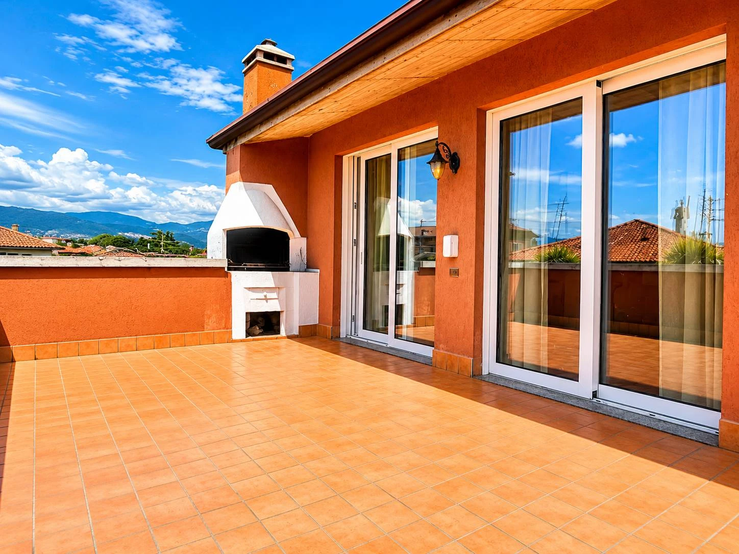 Attico ampio con terrazzo e ascensore privato luminoso libero Attico ampio con terrazzo e ascensore privato luminoso libero