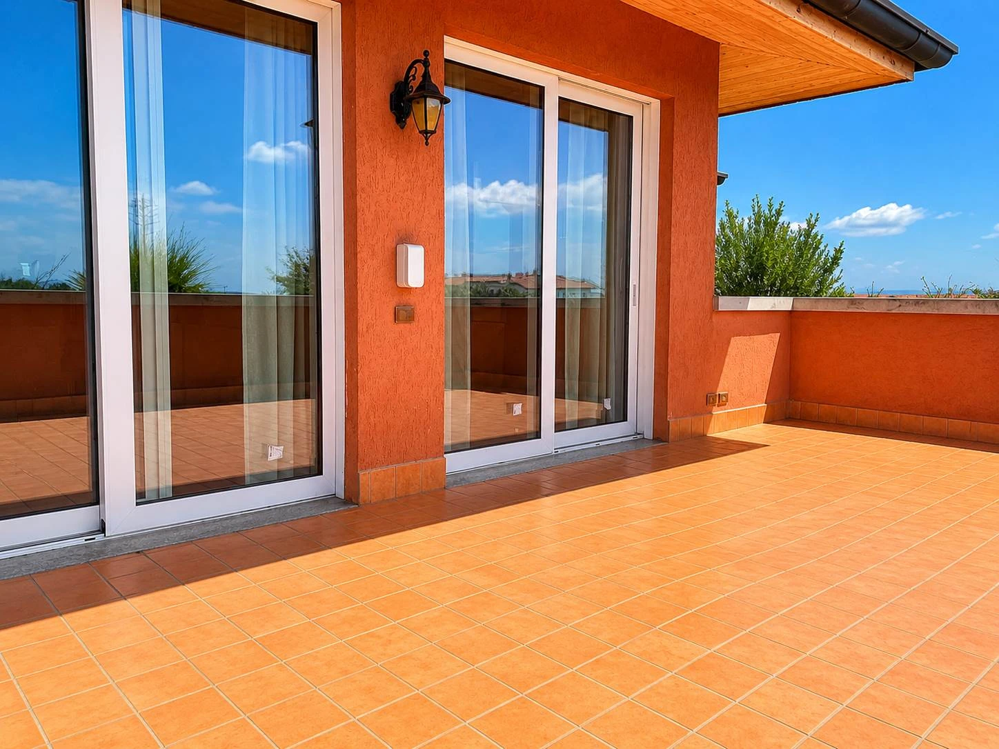 Attico ampio con terrazzo e ascensore privato luminoso libero Attico ampio con terrazzo e ascensore privato luminoso libero
