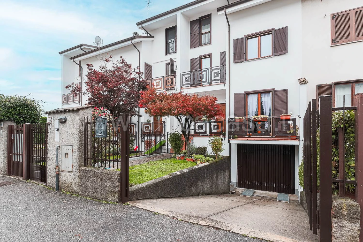 Spaziosa porzione di villa a schiera con giardino privato e mansarda – Ottima posizione Spaziosa porzione di villa a schiera con giardino privato e mansarda – Ottima posizione