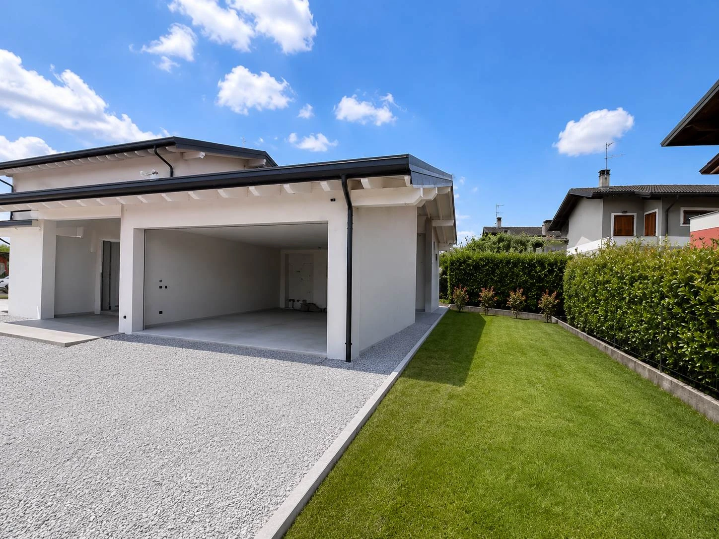 Villa bifamiliare su unico livello Villa bifamiliare su unico livello
