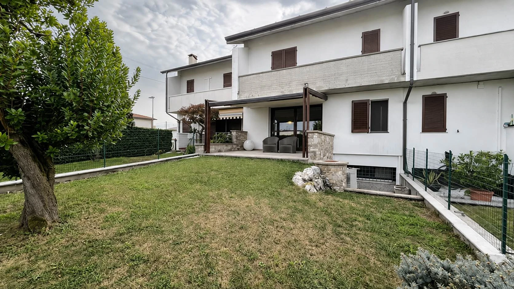 Villetta a schiera indipendente con giardino privato Villetta a schiera indipendente con giardino privato