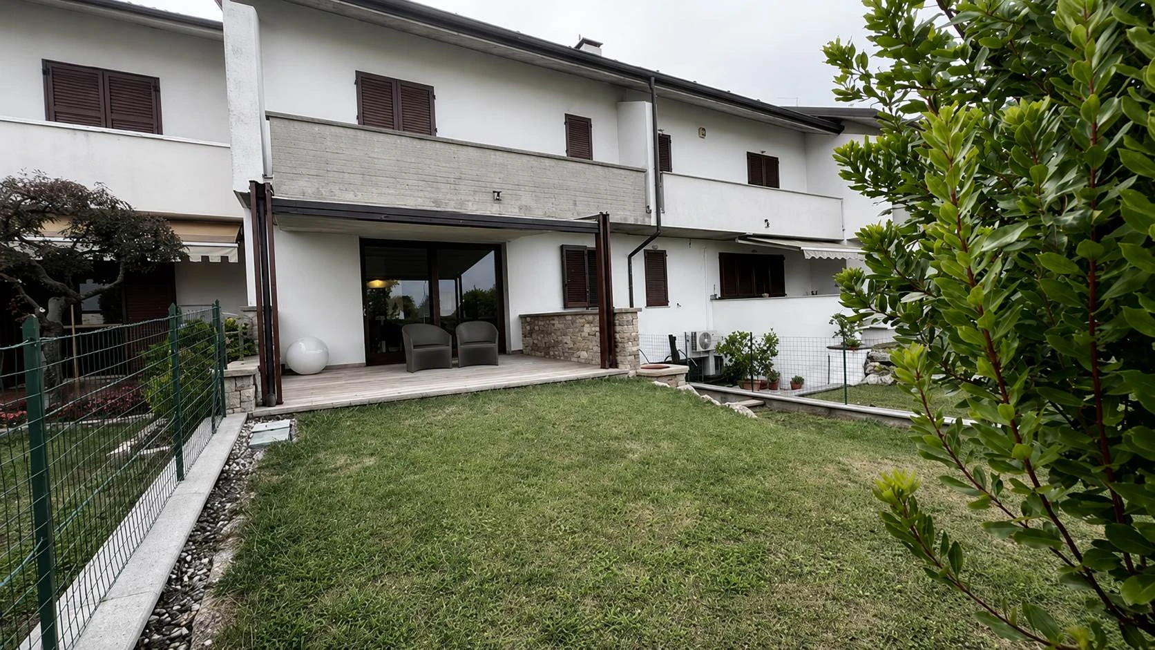 Villetta a schiera indipendente con giardino privato Villetta a schiera indipendente con giardino privato