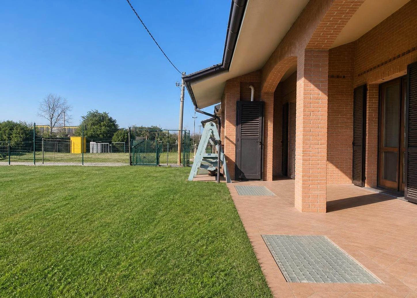 Ampia Villa a Schiera Attorniata dal Verde Ampia Villa a Schiera Attorniata dal Verde