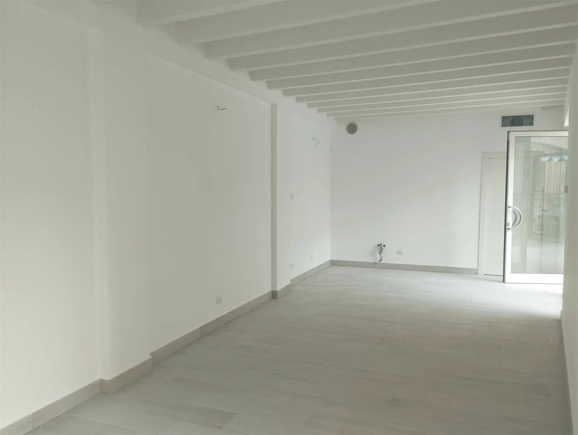 Locale Commerciale ad uso Negozio/ Ufficio/ Studio Locale Commerciale ad uso Negozio/ Ufficio/ Studio