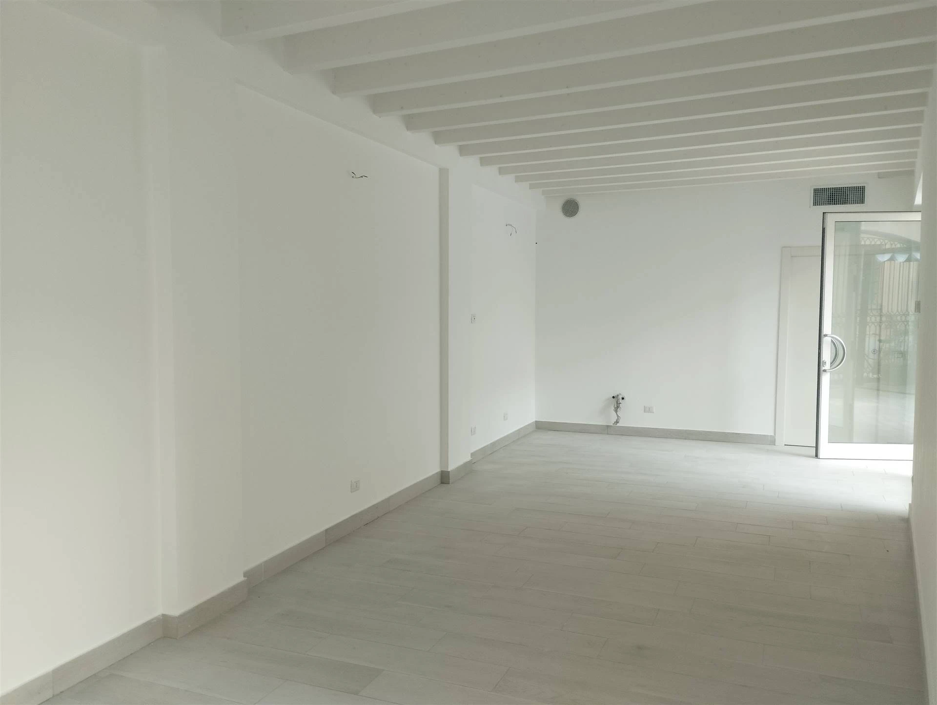 Locale Commerciale ad uso Negozio/ Ufficio/ Studio Locale Commerciale ad uso Negozio/ Ufficio/ Studio