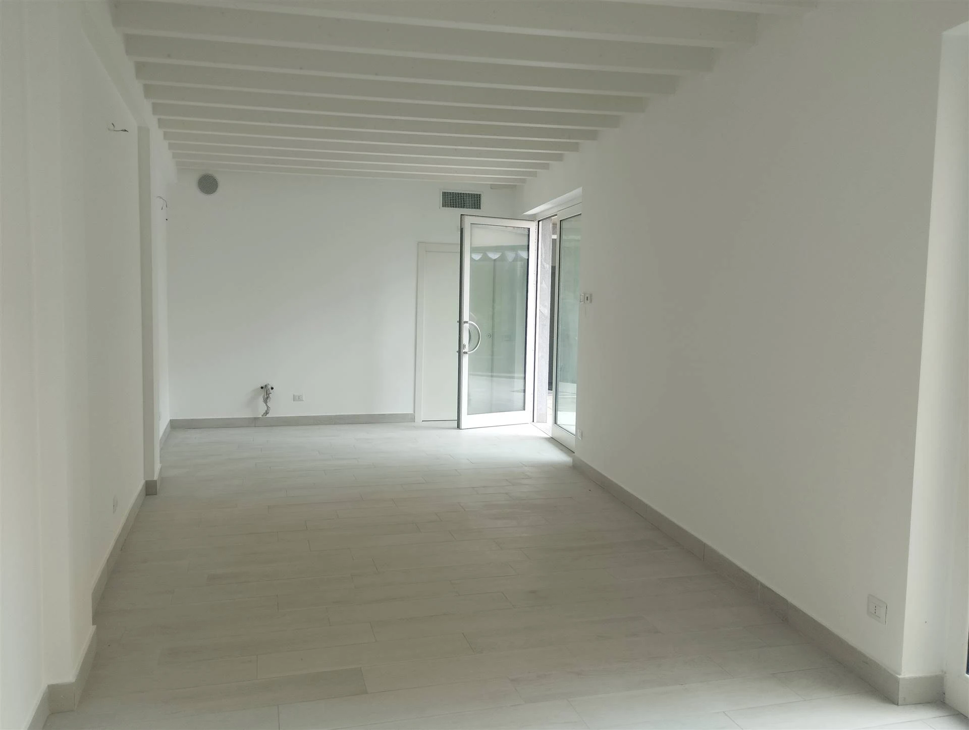 Locale Commerciale ad uso Negozio/ Ufficio/ Studio Locale Commerciale ad uso Negozio/ Ufficio/ Studio