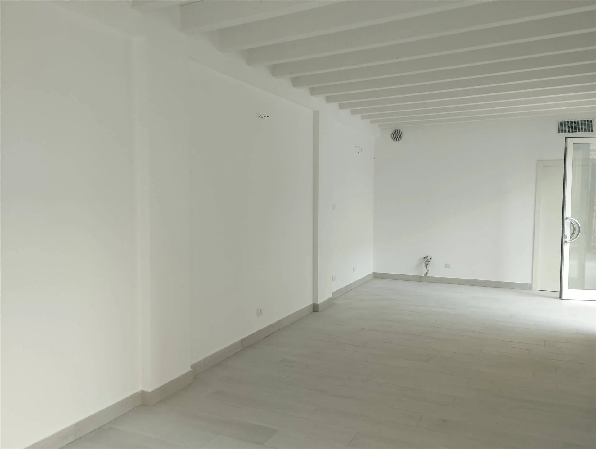 Locale Commerciale ad uso Negozio/ Ufficio/ Studio Locale Commerciale ad uso Negozio/ Ufficio/ Studio