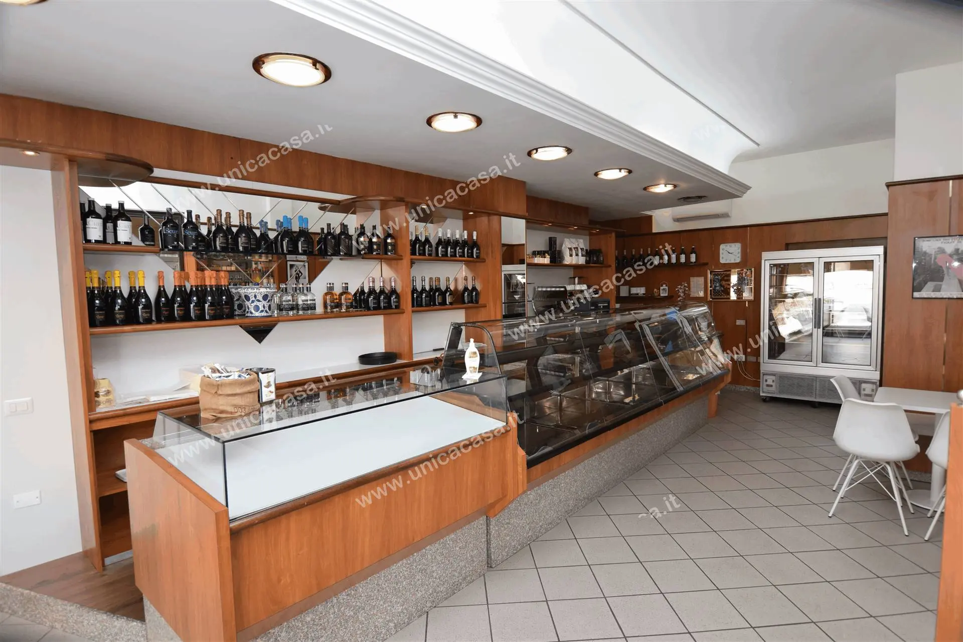 Vendesi storica attivita' pasticceria con bar ben avviata Vendesi storica attivita' pasticceria con bar ben avviata