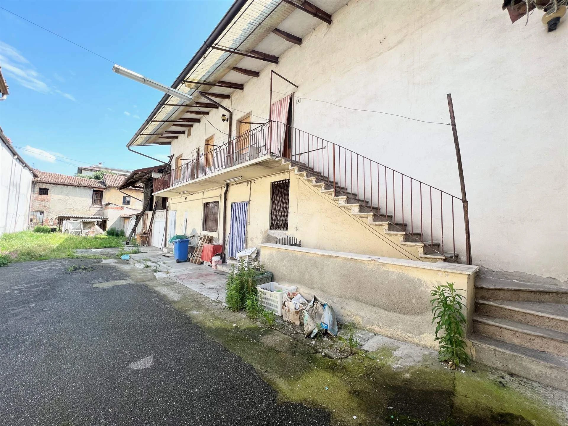 Appartamenti e nogozio da riqualificare Appartamenti e nogozio da riqualificare