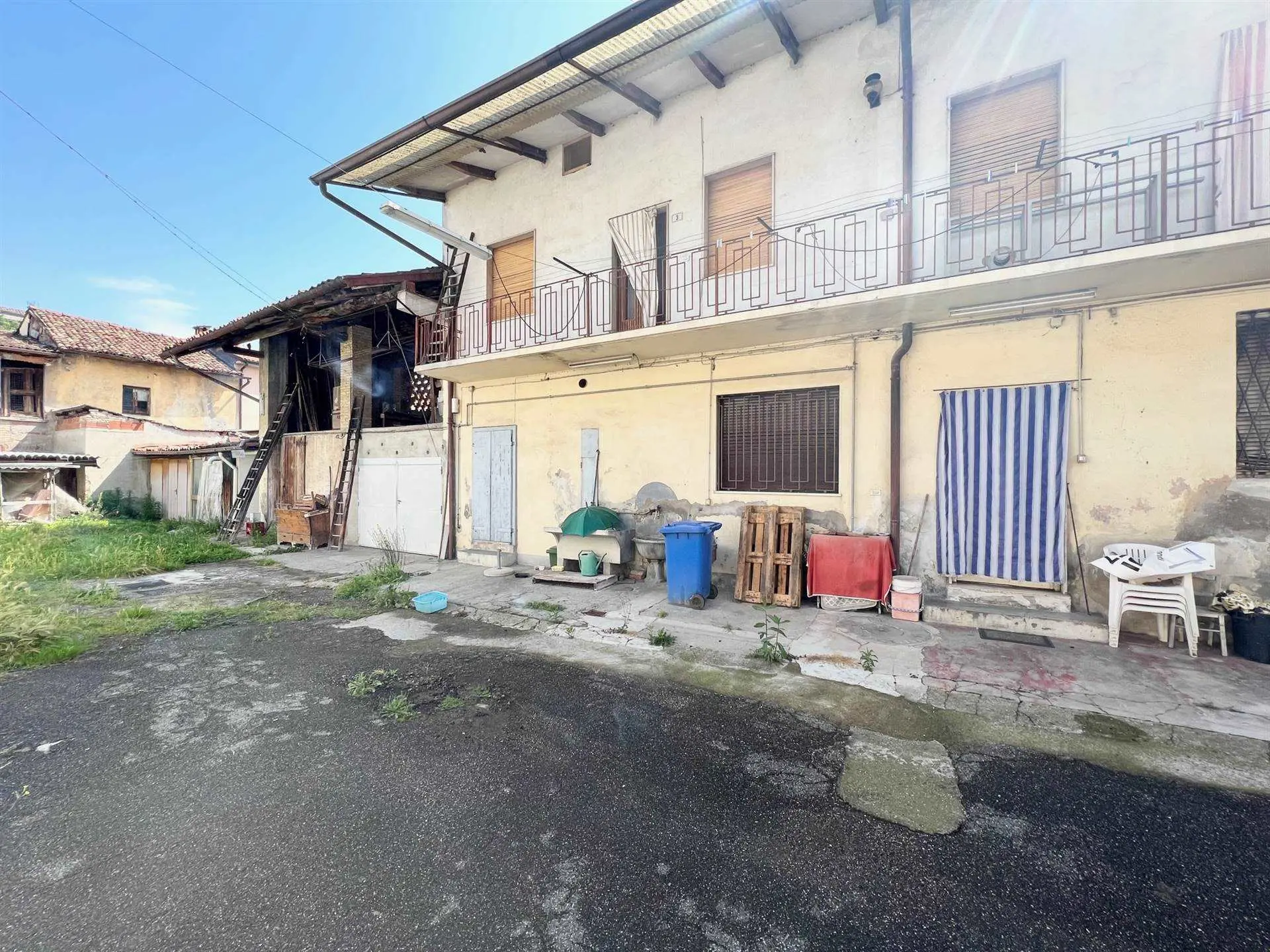 Appartamenti e nogozio da riqualificare Appartamenti e nogozio da riqualificare