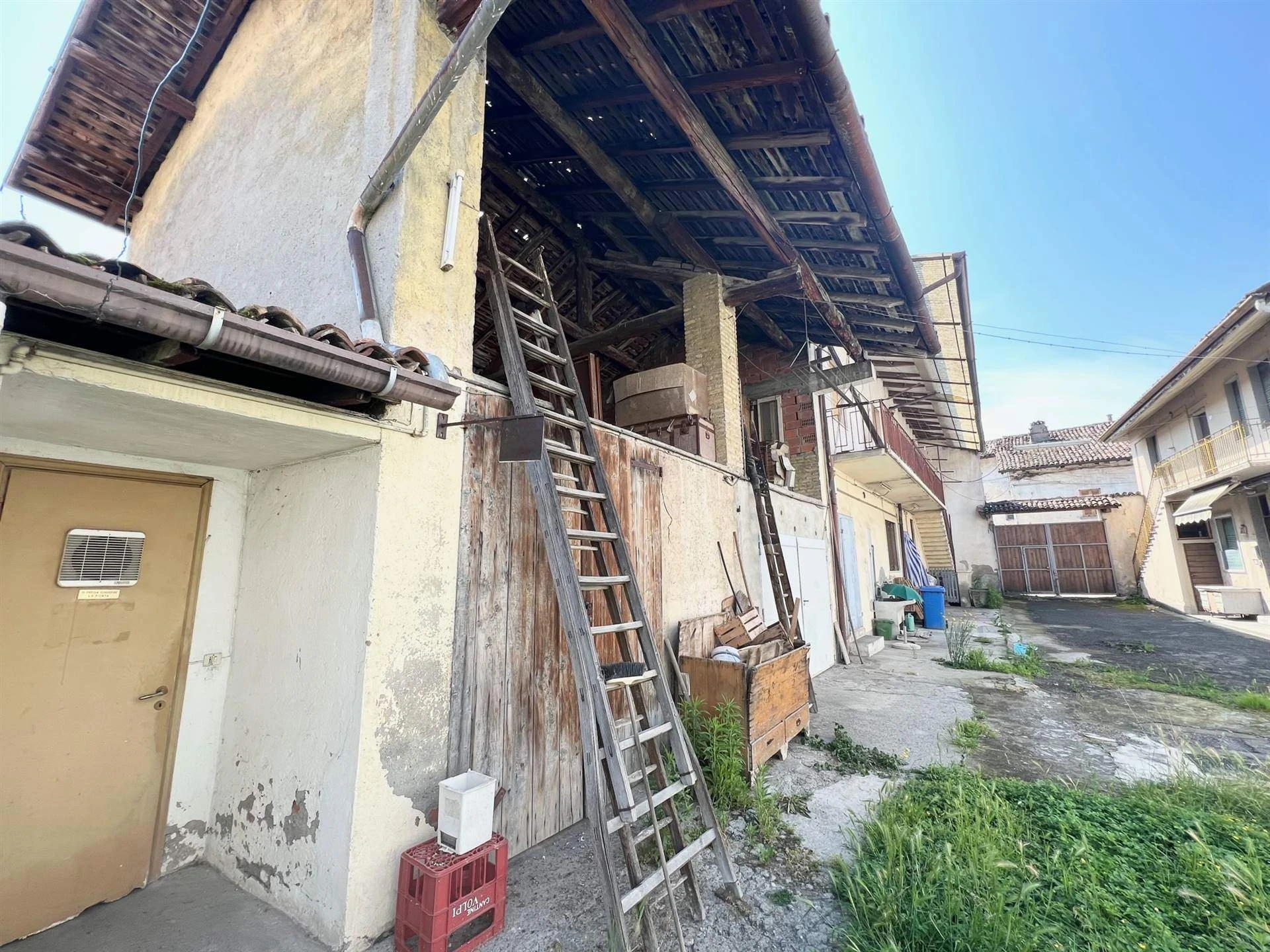 Appartamenti e nogozio da riqualificare Appartamenti e nogozio da riqualificare