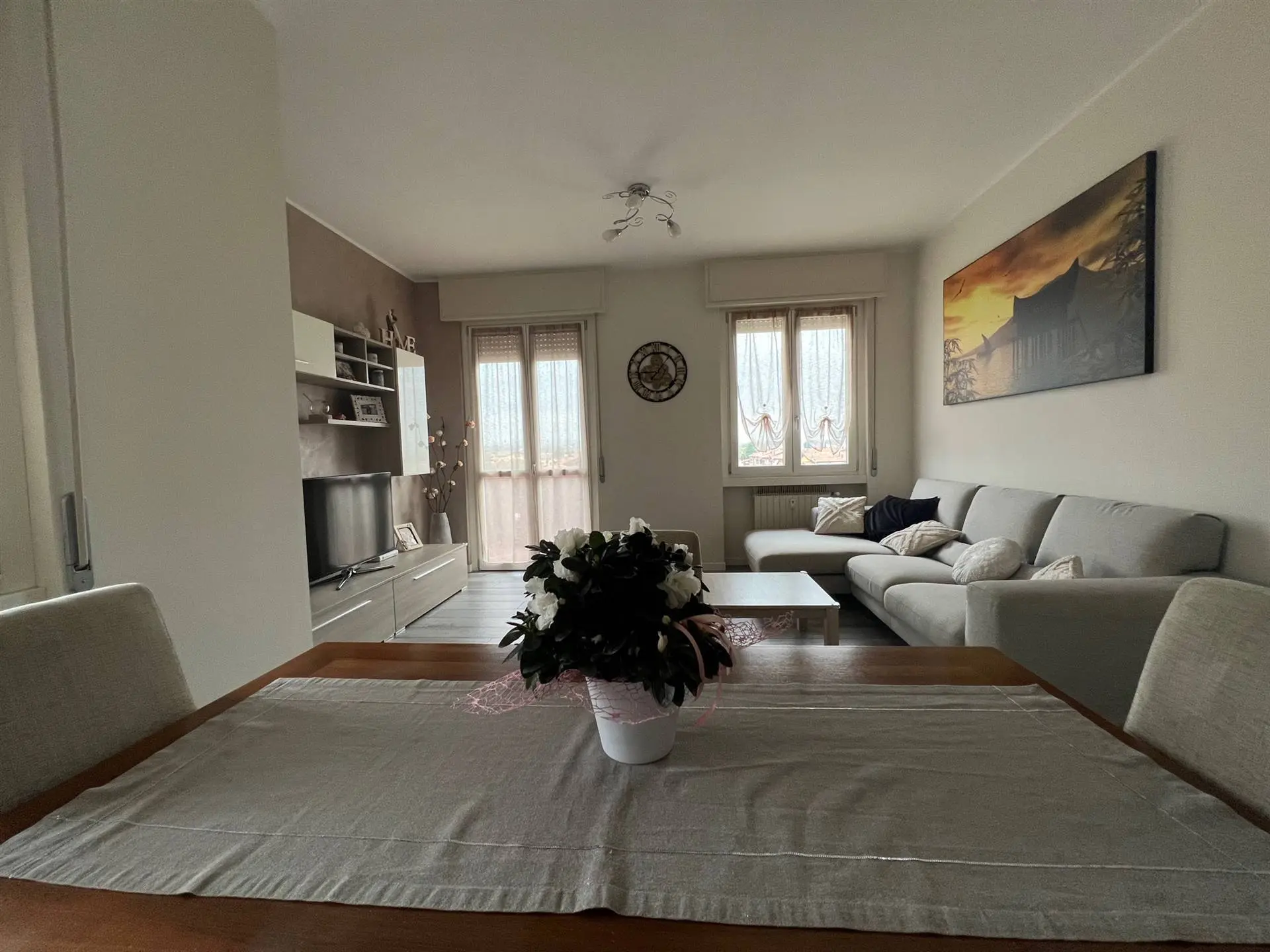 Trilocale luminoso ristrutturato a nuovo servito da ascensore Trilocale luminoso ristrutturato a nuovo servito da ascensore