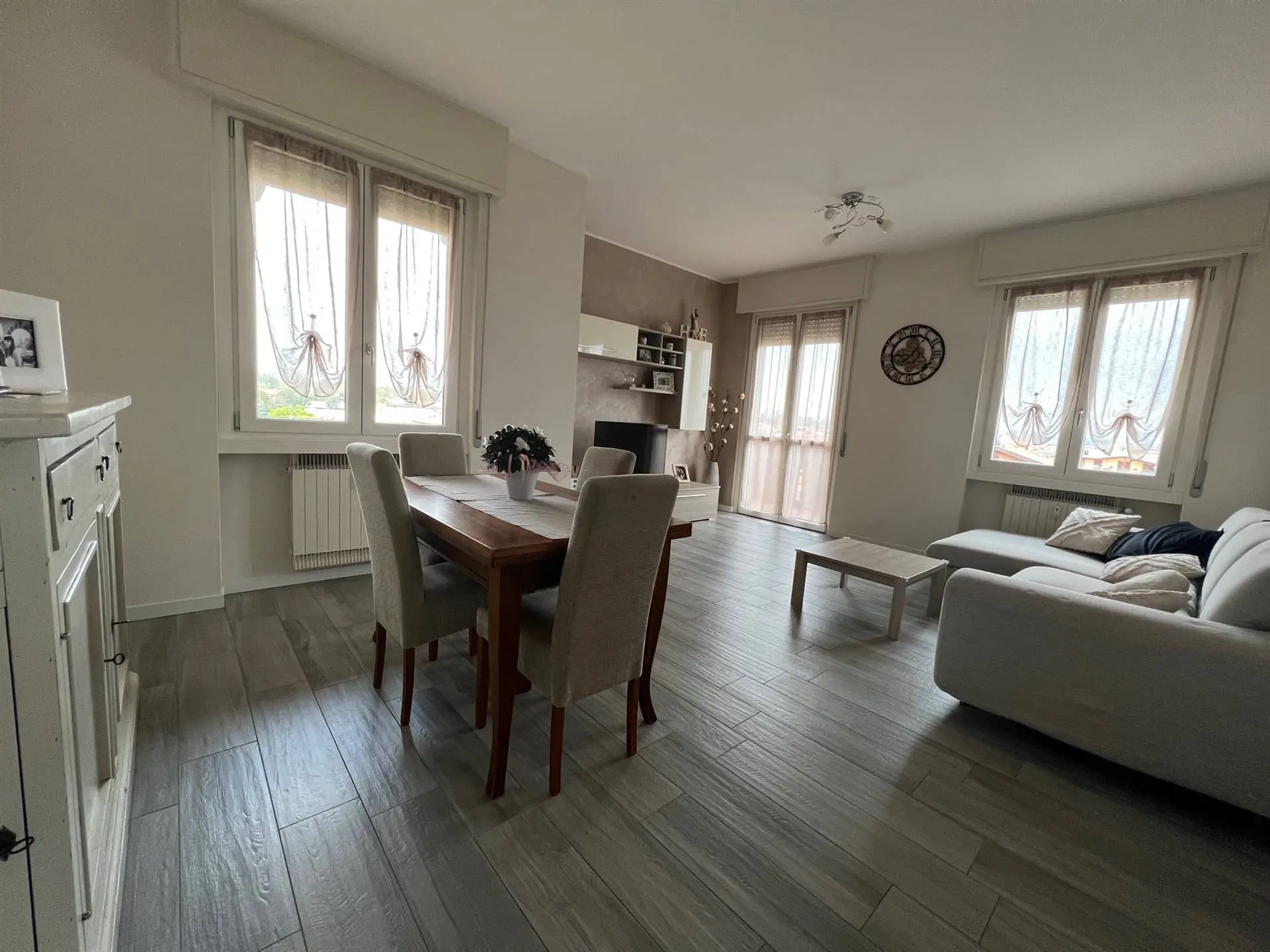 Trilocale luminoso ristrutturato a nuovo servito da ascensore Trilocale luminoso ristrutturato a nuovo servito da ascensore