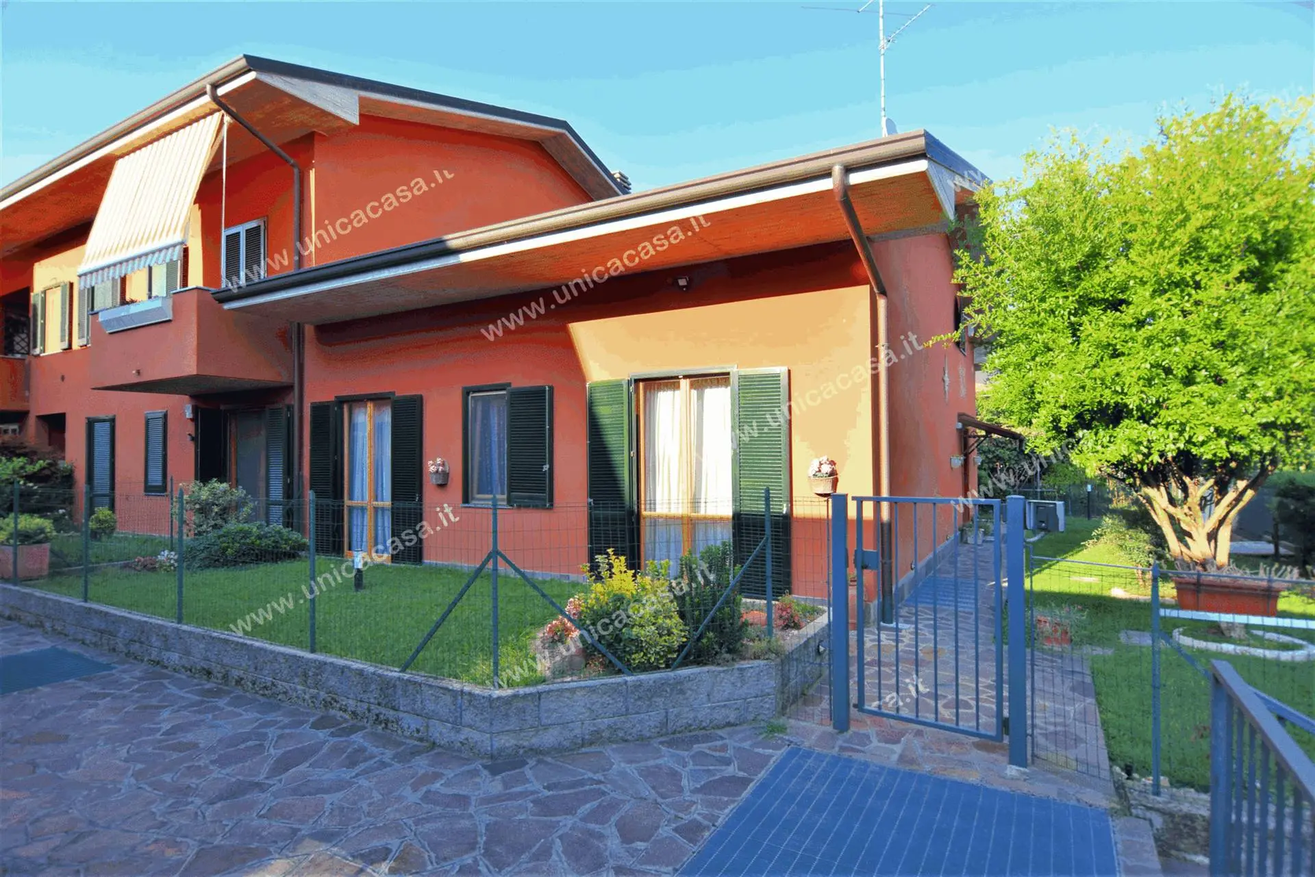 Grande villetta di testa con giardino e taverna Grande villetta di testa con giardino e taverna