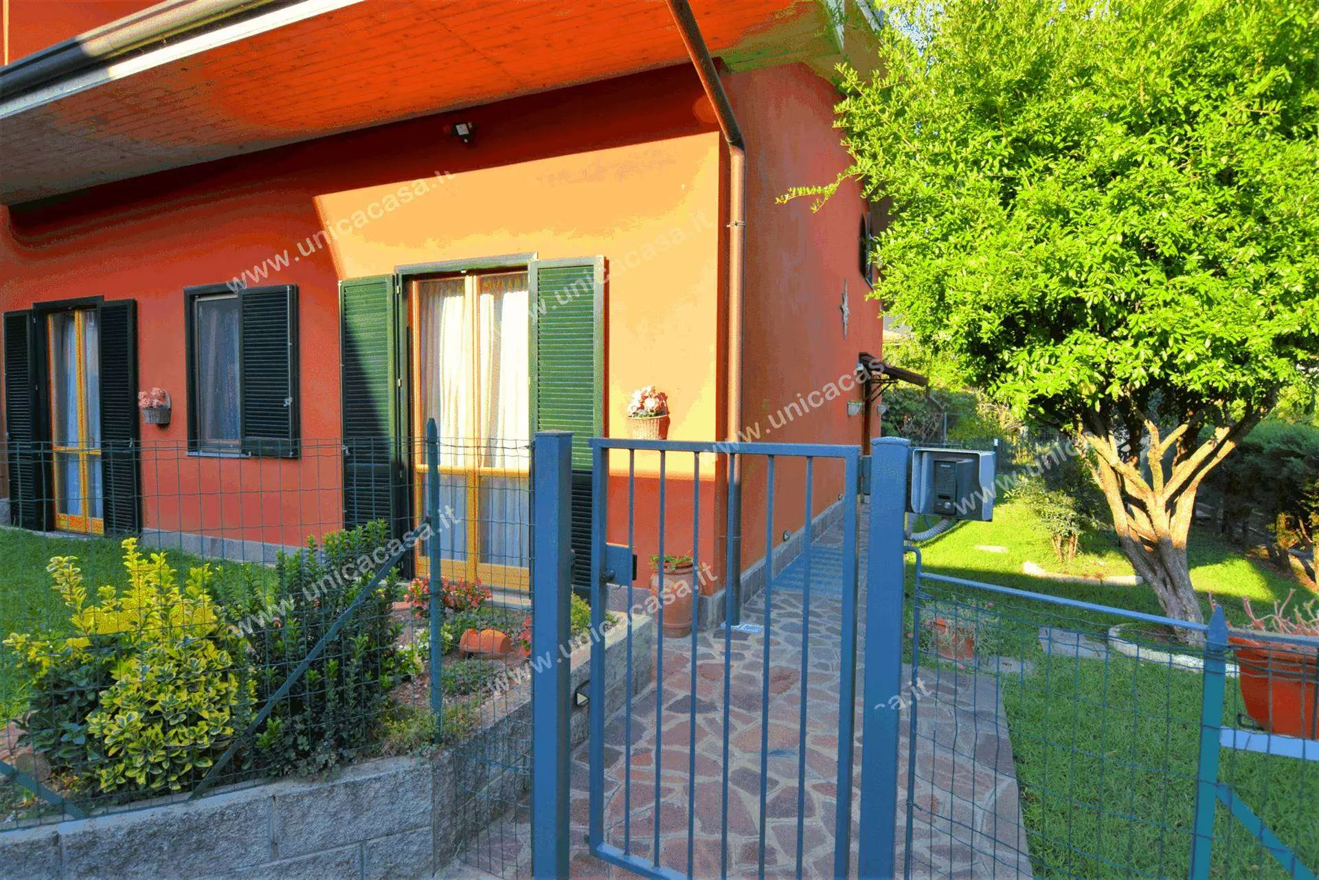 Grande villetta di testa con giardino e taverna Grande villetta di testa con giardino e taverna