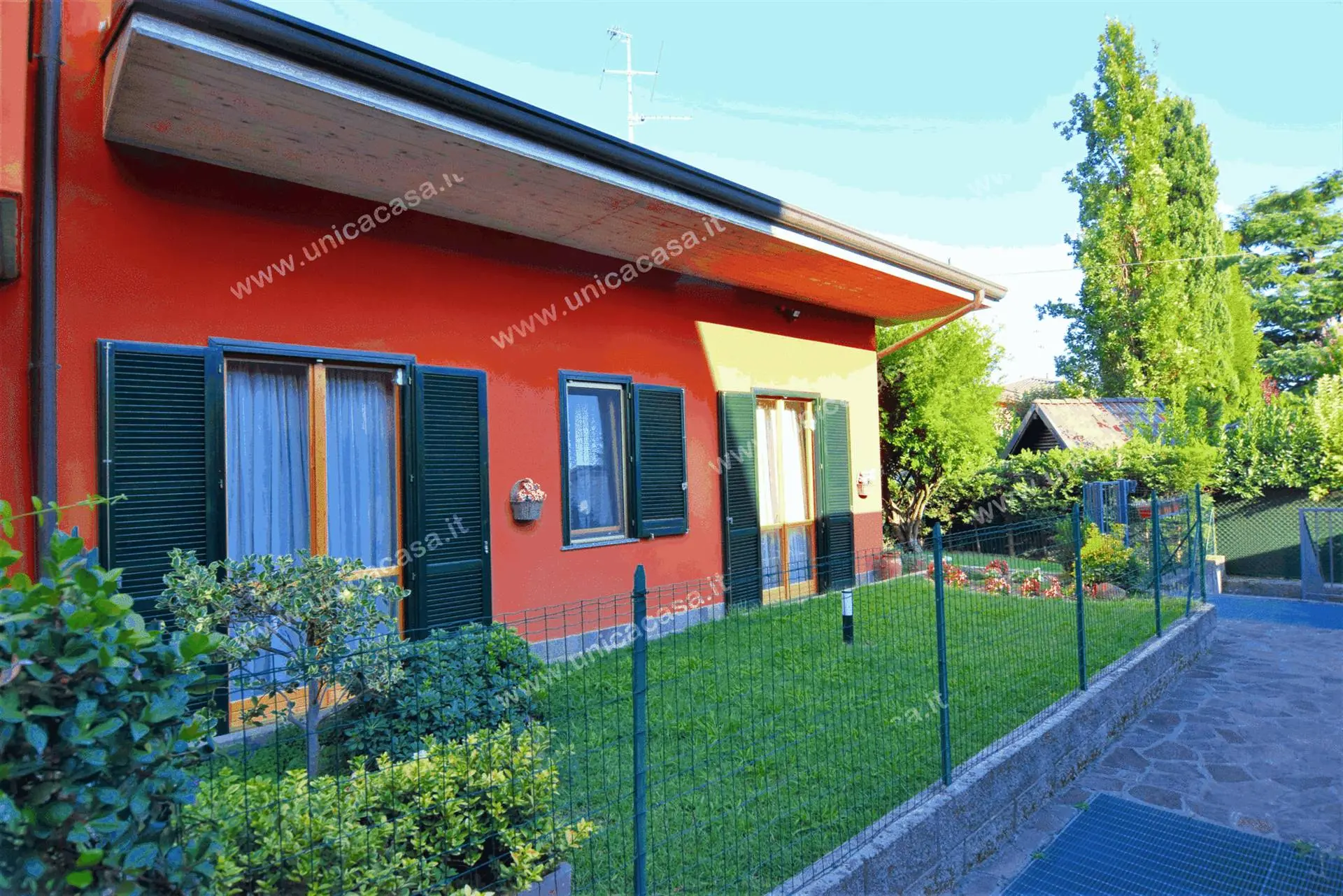 Grande villetta di testa con giardino e taverna Grande villetta di testa con giardino e taverna