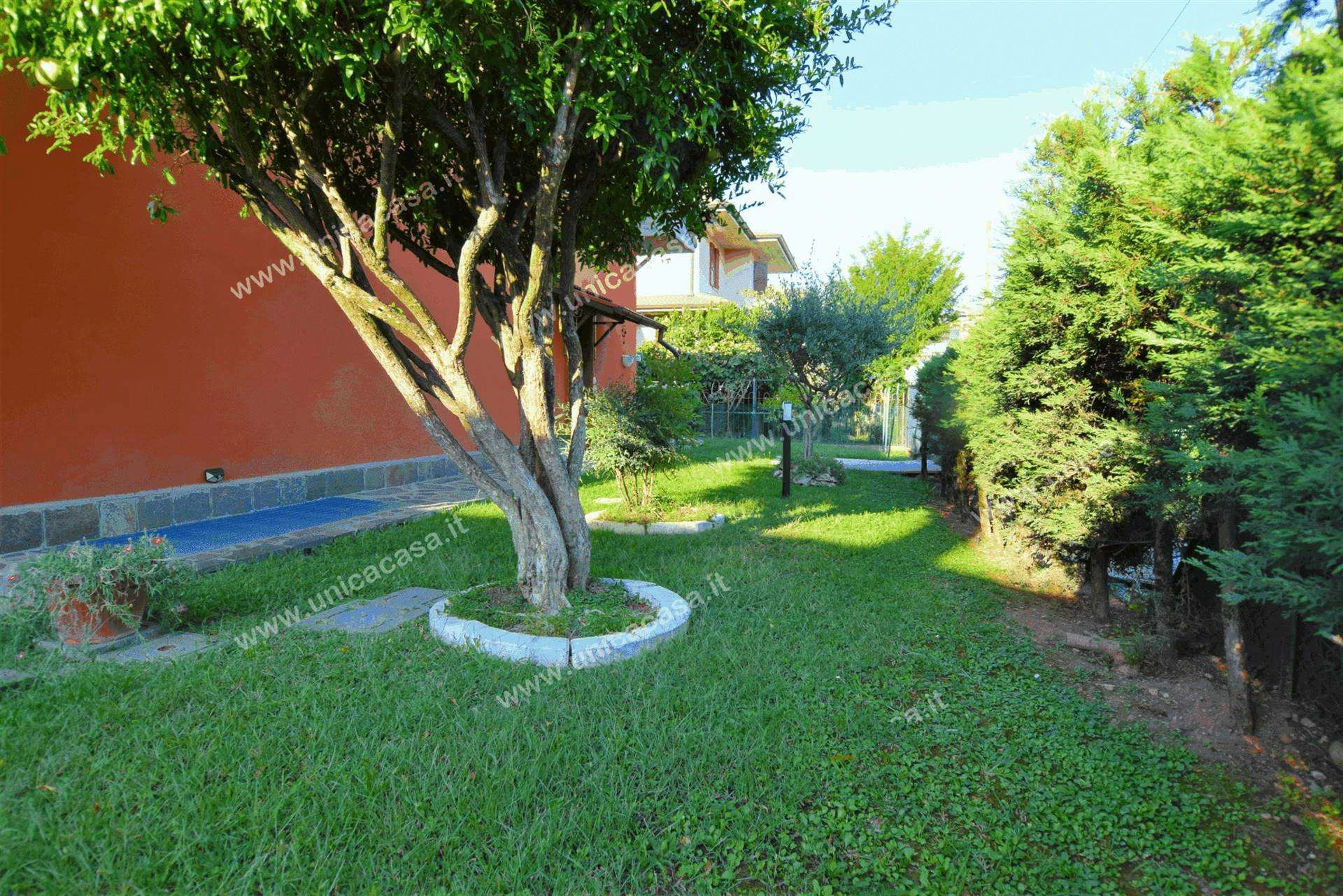 Grande villetta di testa con giardino e taverna Grande villetta di testa con giardino e taverna