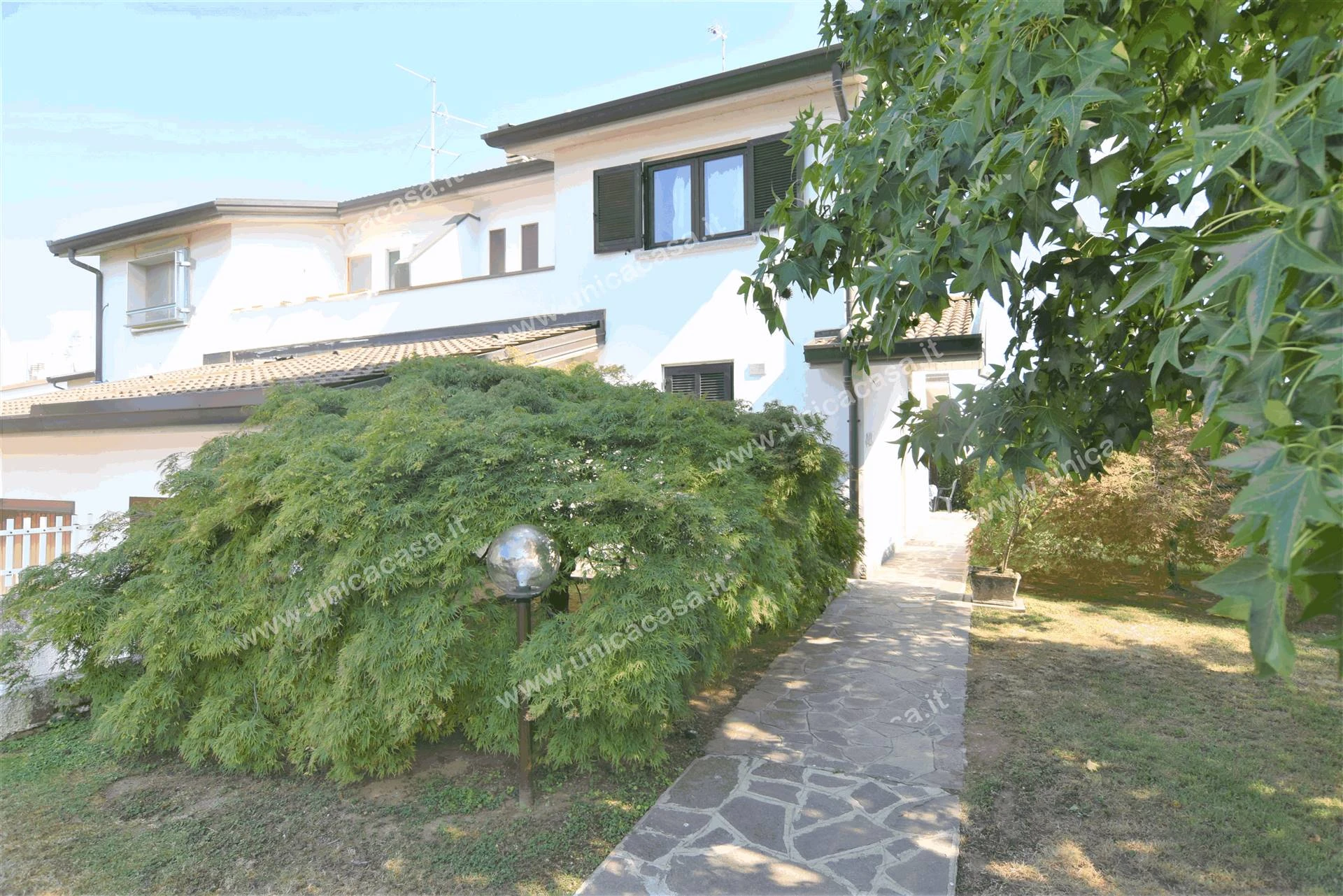 Ampia Villa laterale In ottima posizione tranquilla Ampia Villa laterale In ottima posizione tranquilla