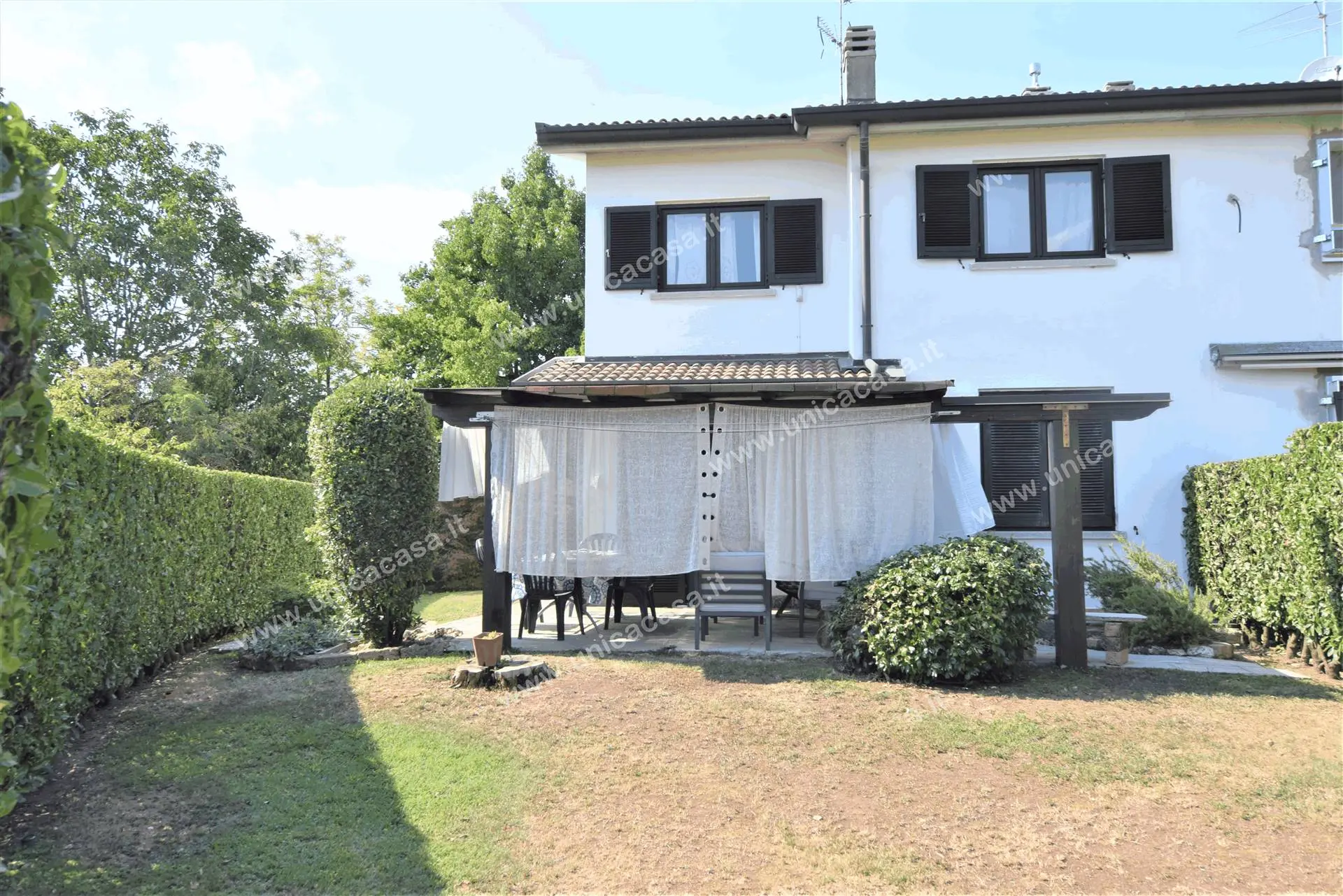 Ampia Villa laterale In ottima posizione tranquilla Ampia Villa laterale In ottima posizione tranquilla