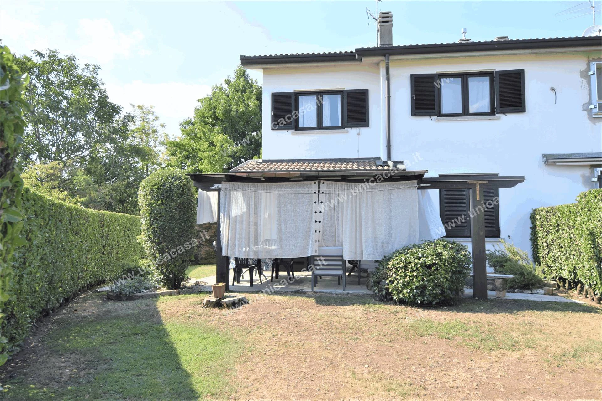 Ampia Villa laterale In ottima posizione tranquilla Ampia Villa laterale In ottima posizione tranquilla