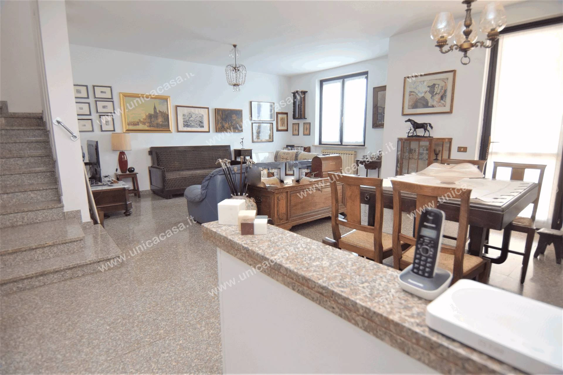 Ampia Villa laterale In ottima posizione tranquilla Ampia Villa laterale In ottima posizione tranquilla