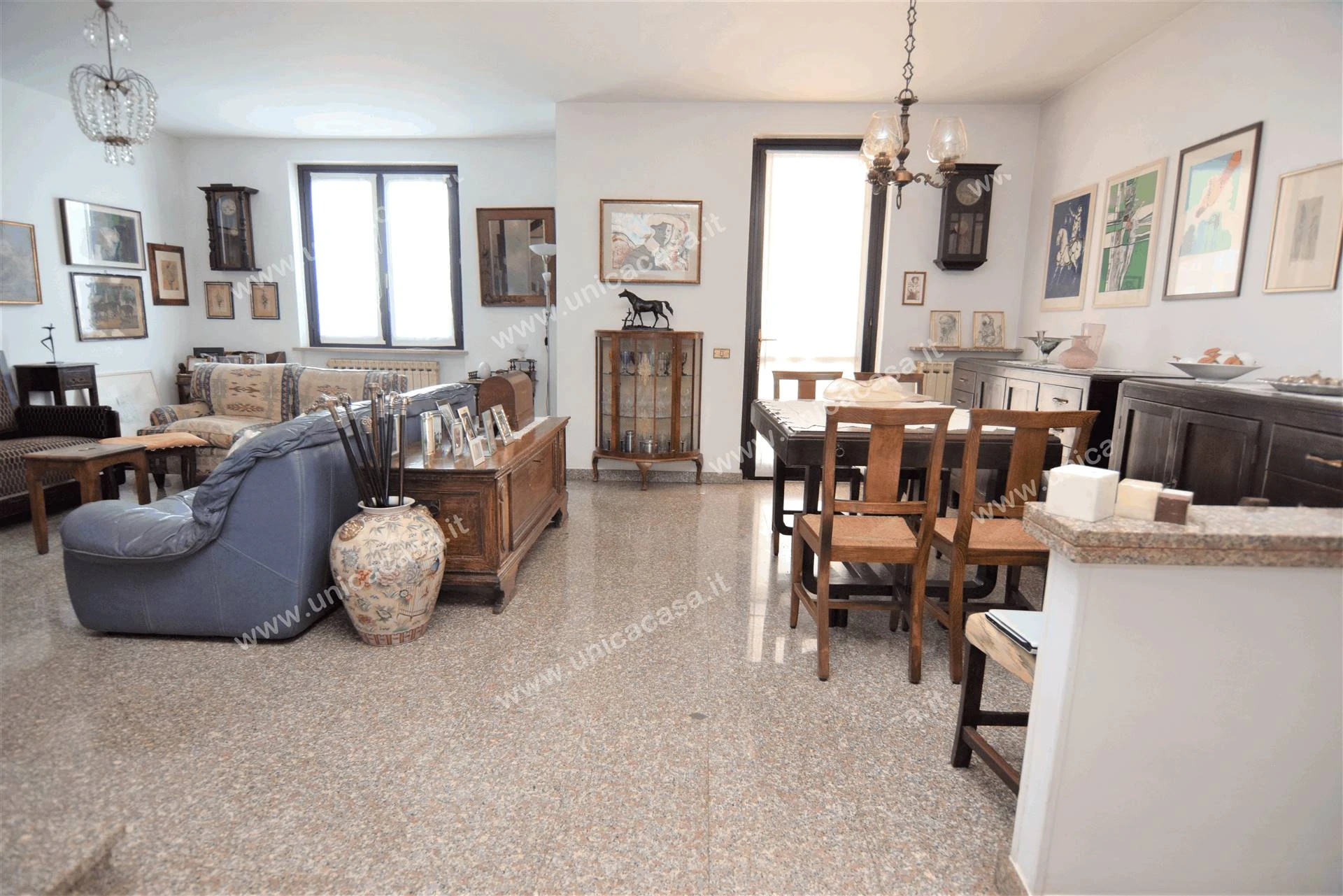 Ampia Villa laterale In ottima posizione tranquilla Ampia Villa laterale In ottima posizione tranquilla