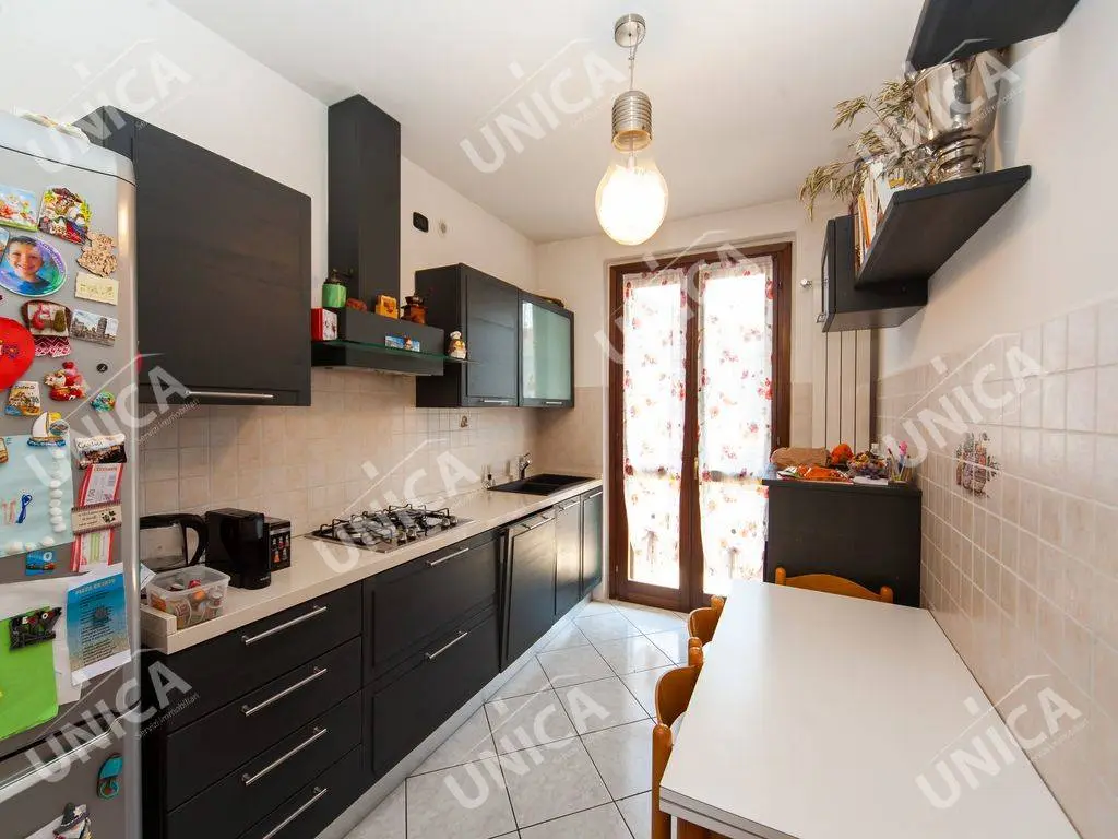 Recente appartamento spazioso e luminoso con cucina separata Recente appartamento spazioso e luminoso con cucina separata