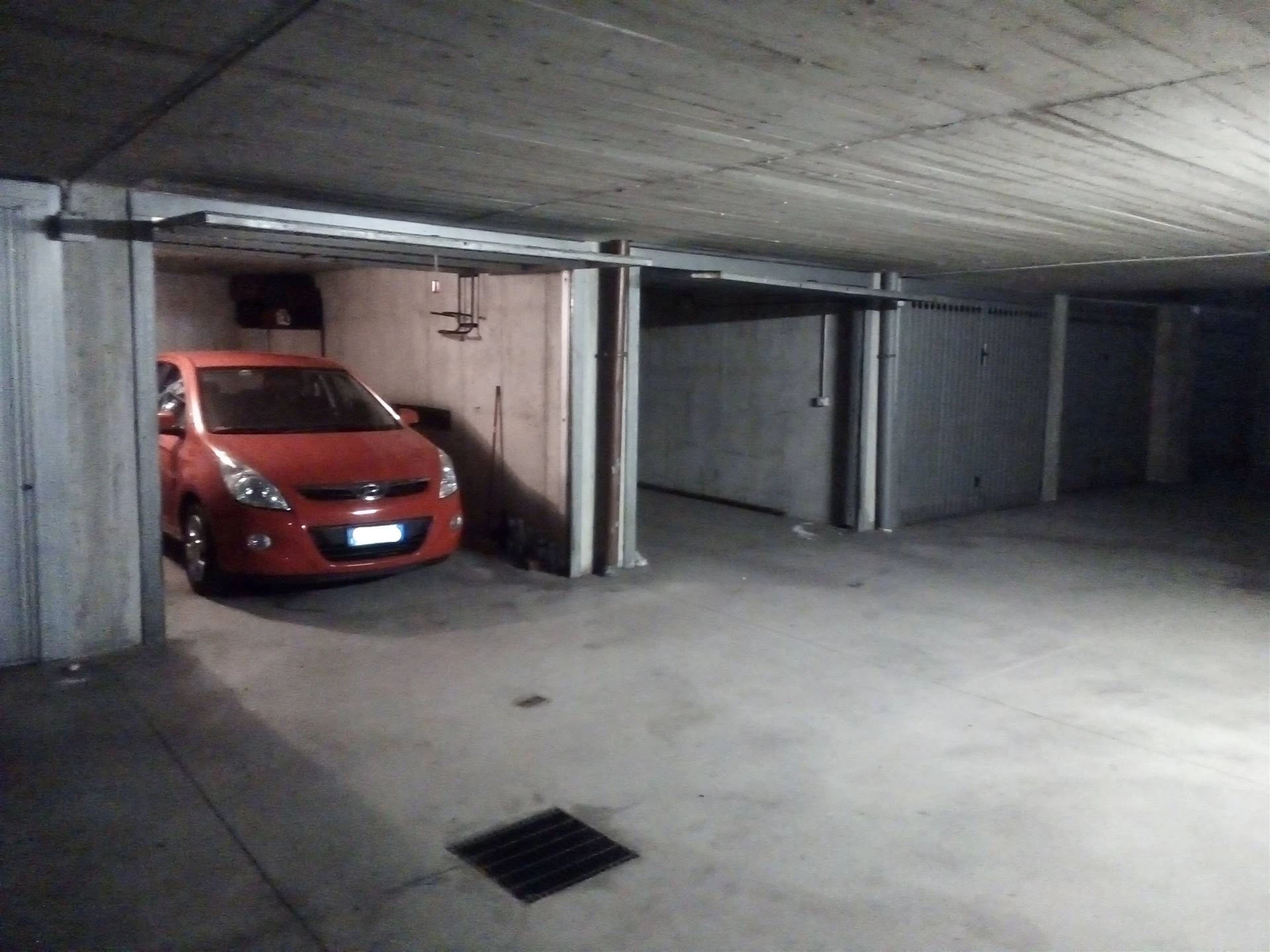 Autorimessa al centro del paese Autorimessa al centro del paese