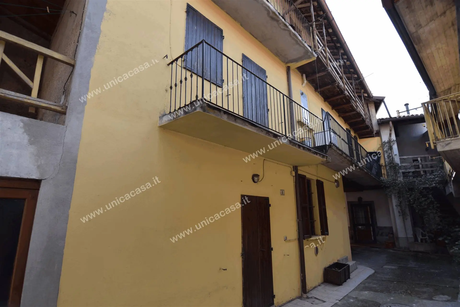 Porzione di corte libera Terra-cielo Porzione di corte libera Terra-cielo