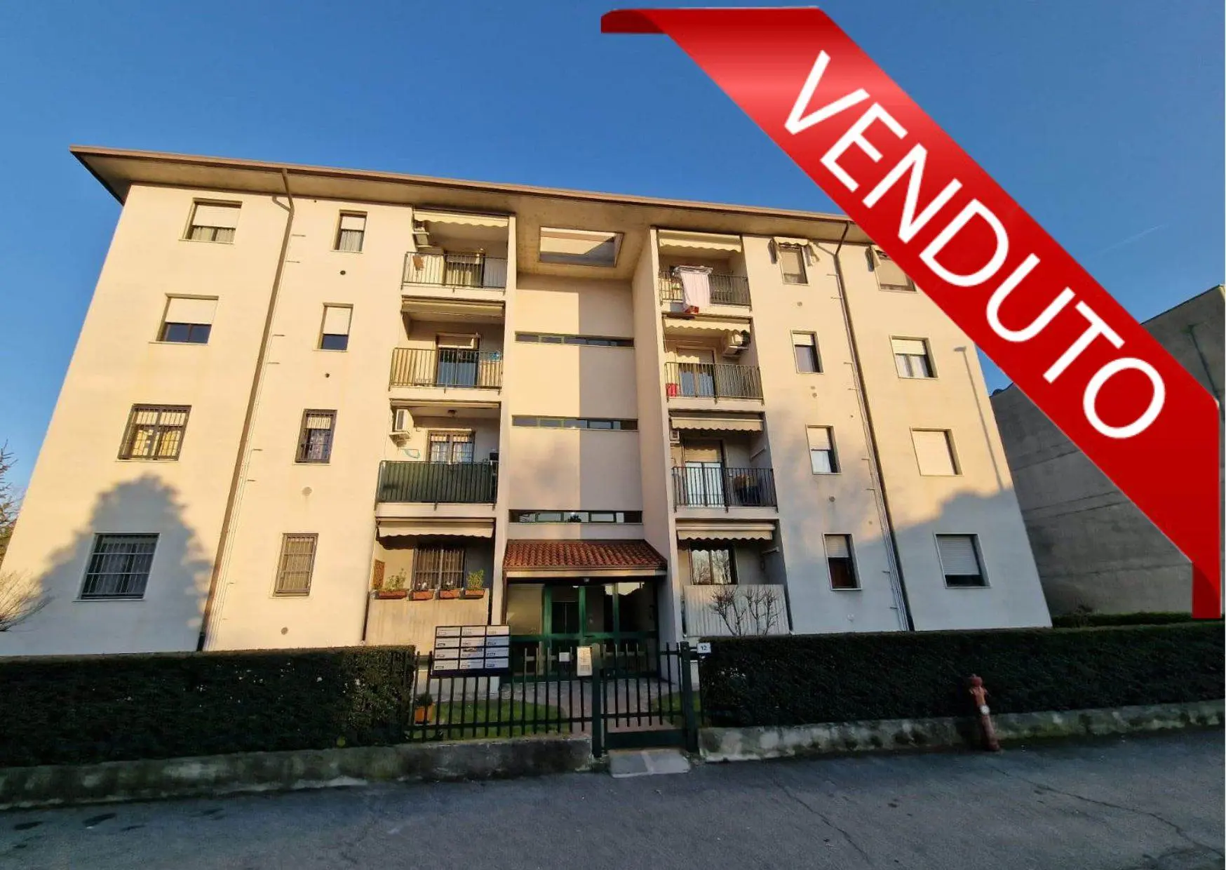 Appartamento trilocale con terrazzo, cantina e box Appartamento trilocale con terrazzo, cantina e box