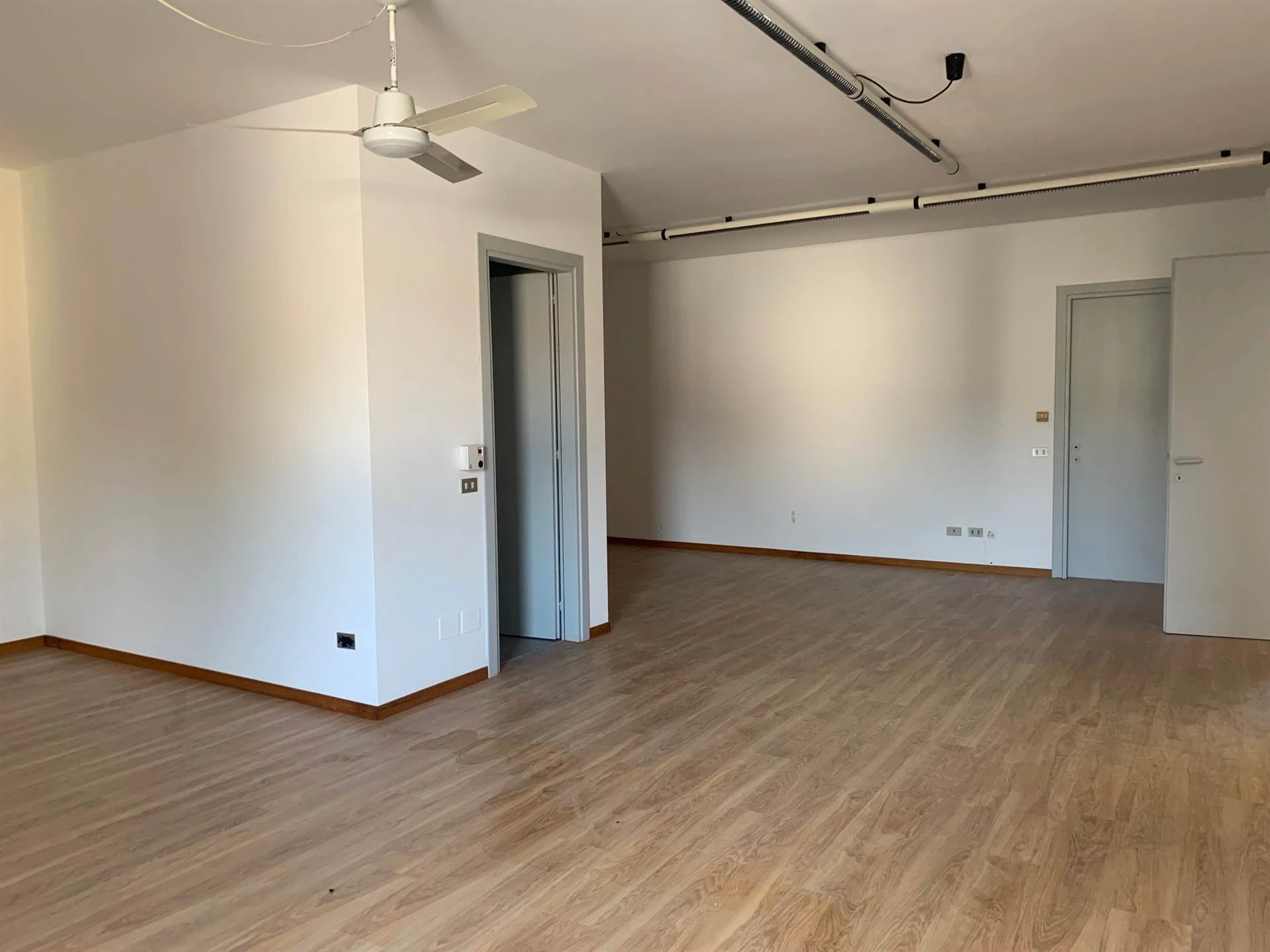 Ampio e Luminoso Ufficio Ampio e Luminoso Ufficio