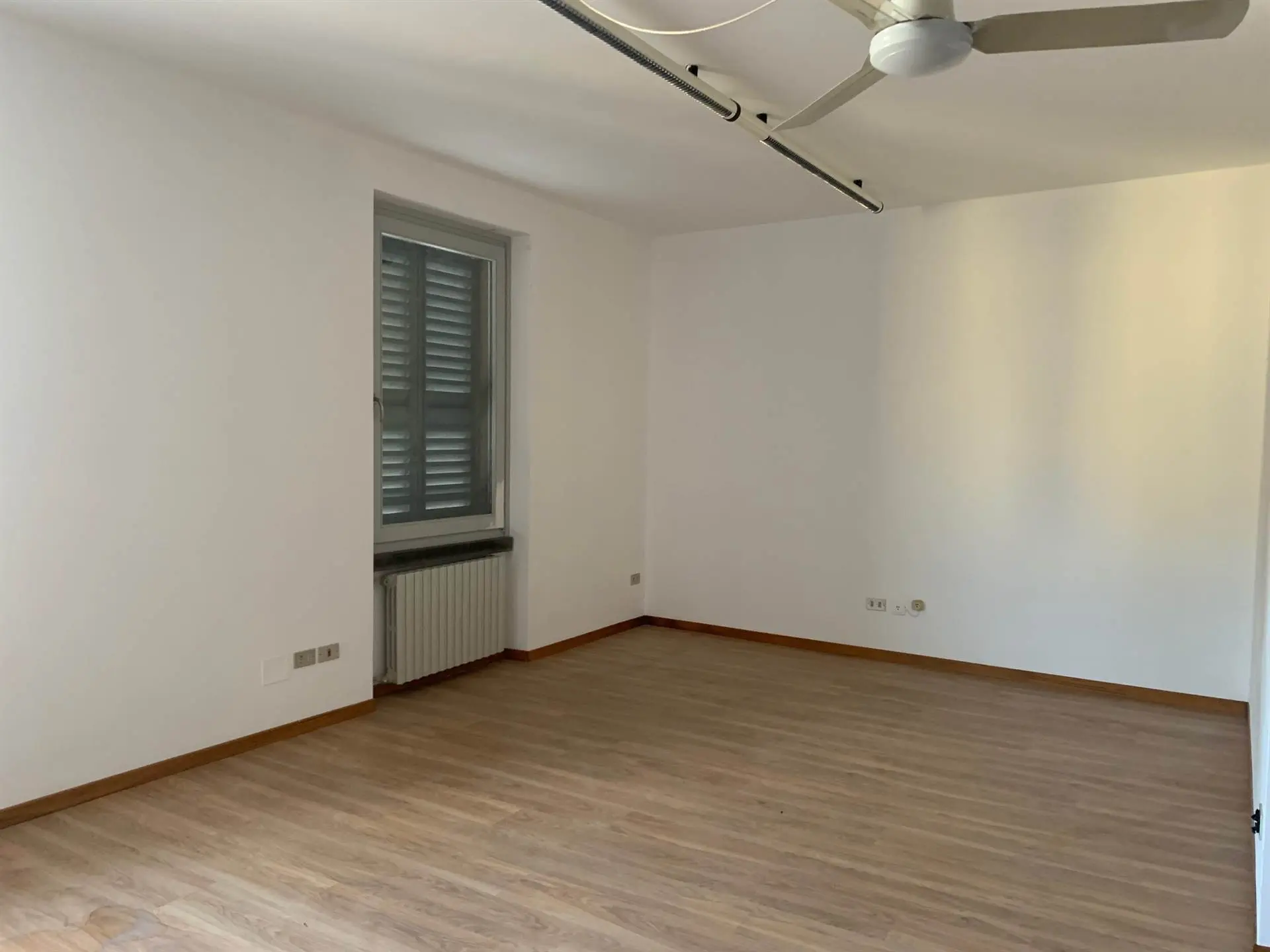 Ampio e Luminoso Ufficio Ampio e Luminoso Ufficio