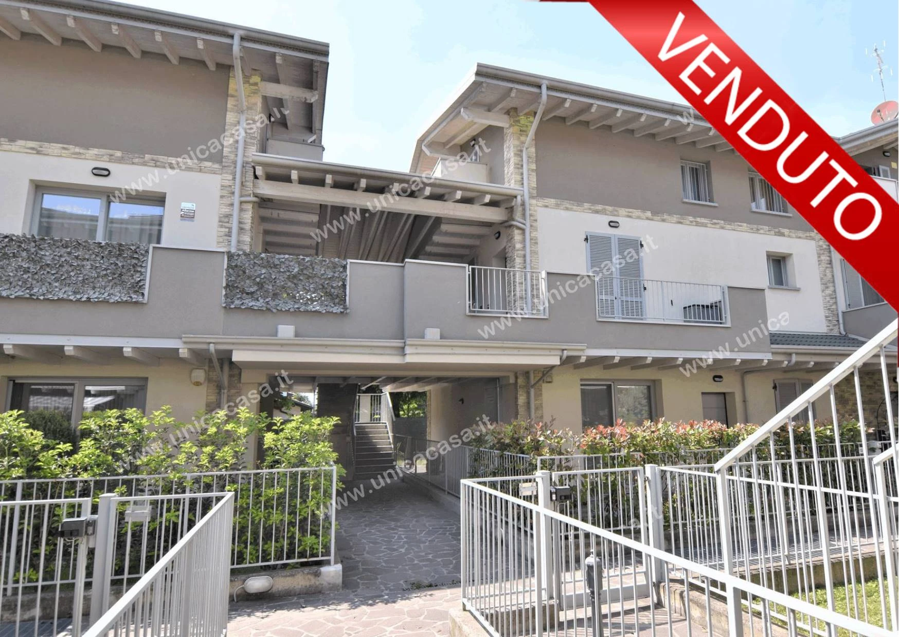 Ampio bilocale duplex bassi costi e consumi Ampio bilocale duplex bassi costi e consumi