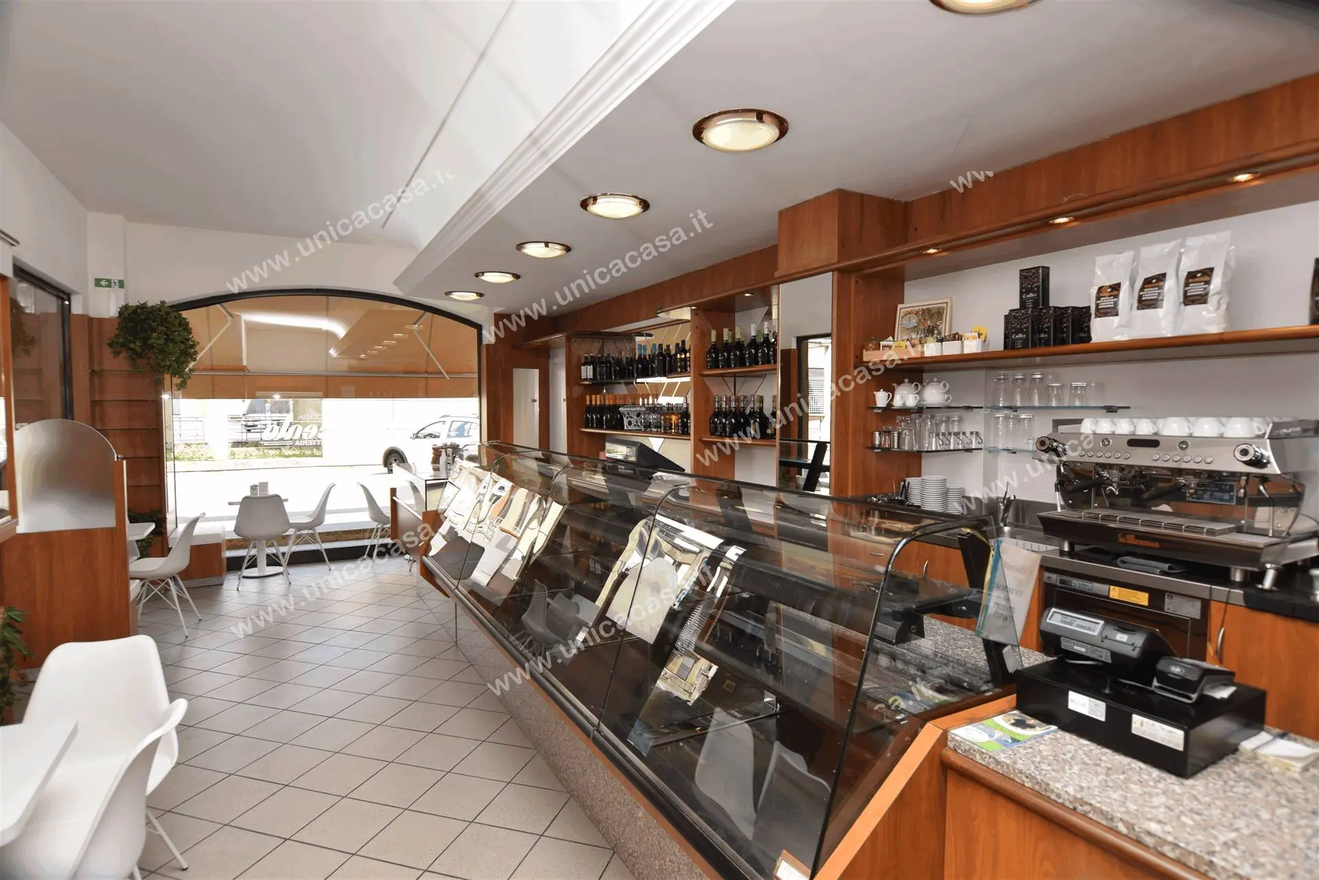 Vendesi storica attivita' pasticceria con bar ben avviata Vendesi storica attivita' pasticceria con bar ben avviata