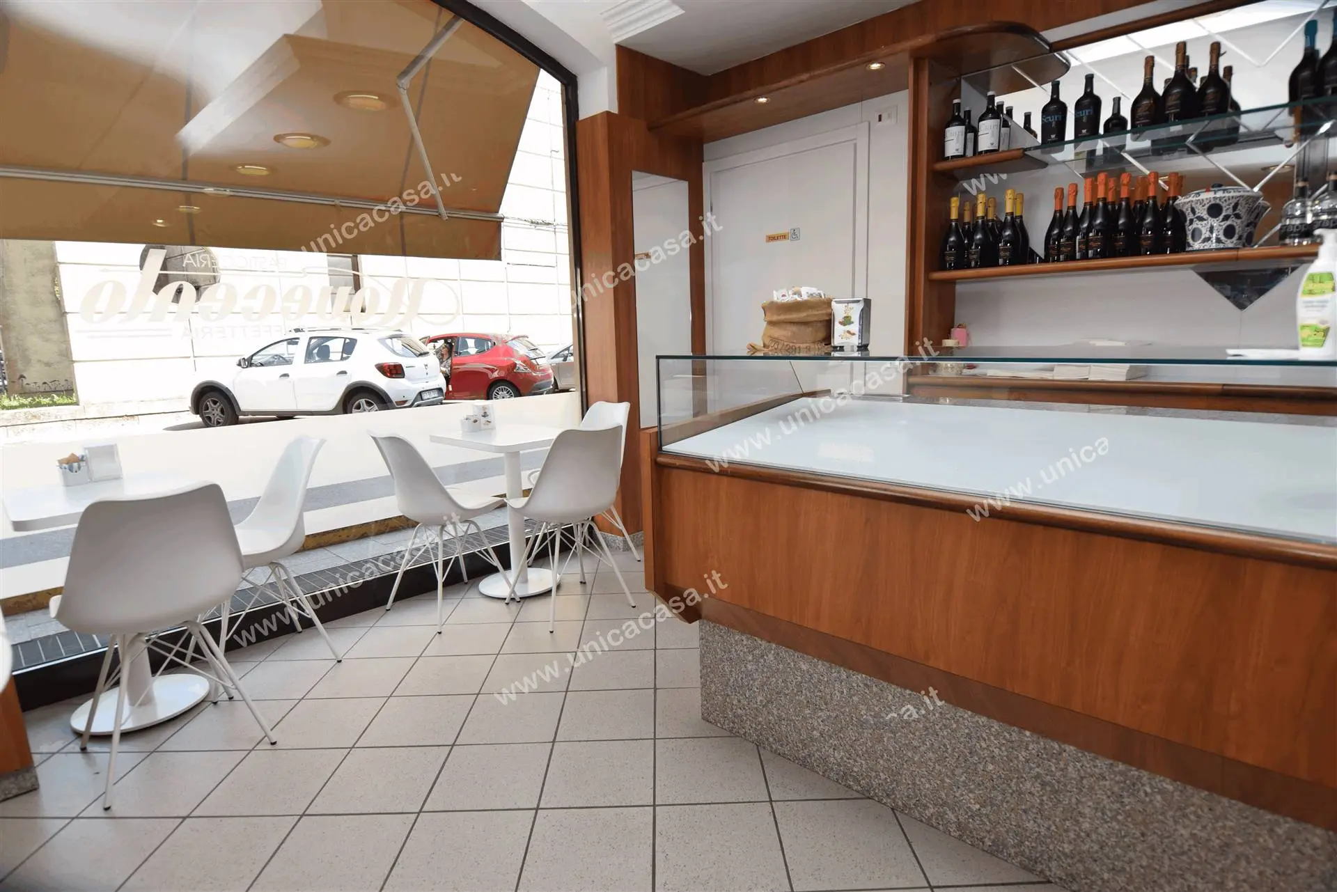 Vendesi storica attivita' pasticceria con bar ben avviata Vendesi storica attivita' pasticceria con bar ben avviata