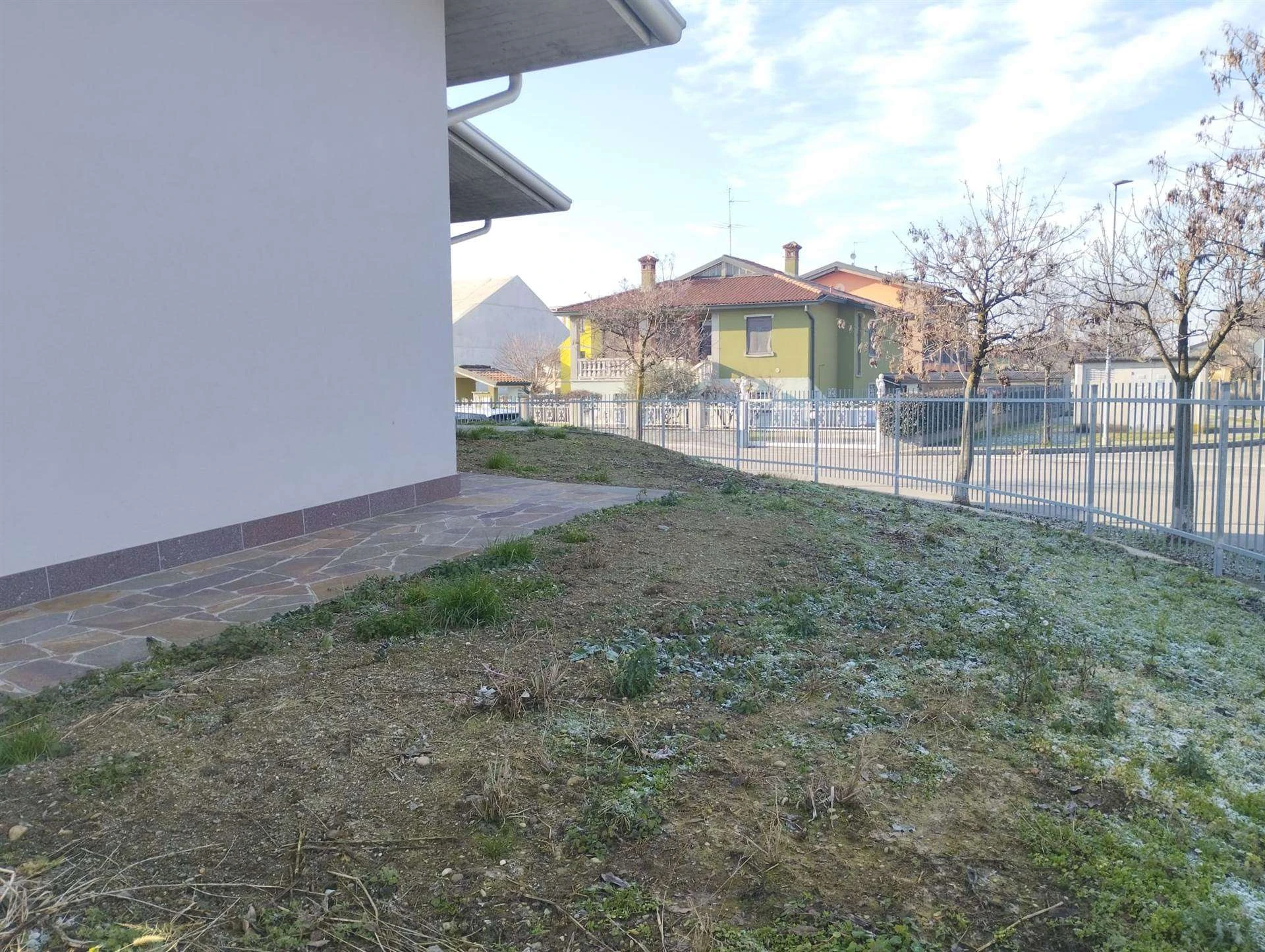 Appartamento laterale con ingresso indipendente, Ampio giardino e Box Appartamento laterale con ingresso indipendente, Ampio giardino e Box