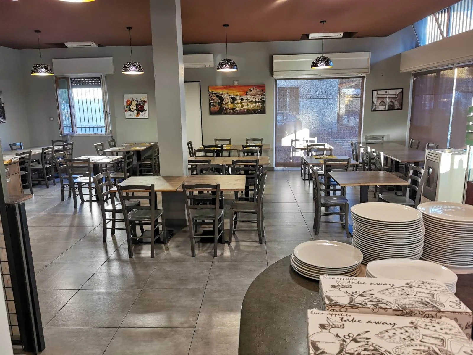 Vendesi Attività di Bar/Pizzeria/Ristorante con Muri di Proprietà – Completamente Ristrutturato Vendesi Attività di Bar/Pizzeria/Ristorante con Muri di Proprietà – Completamente Ristrutturato