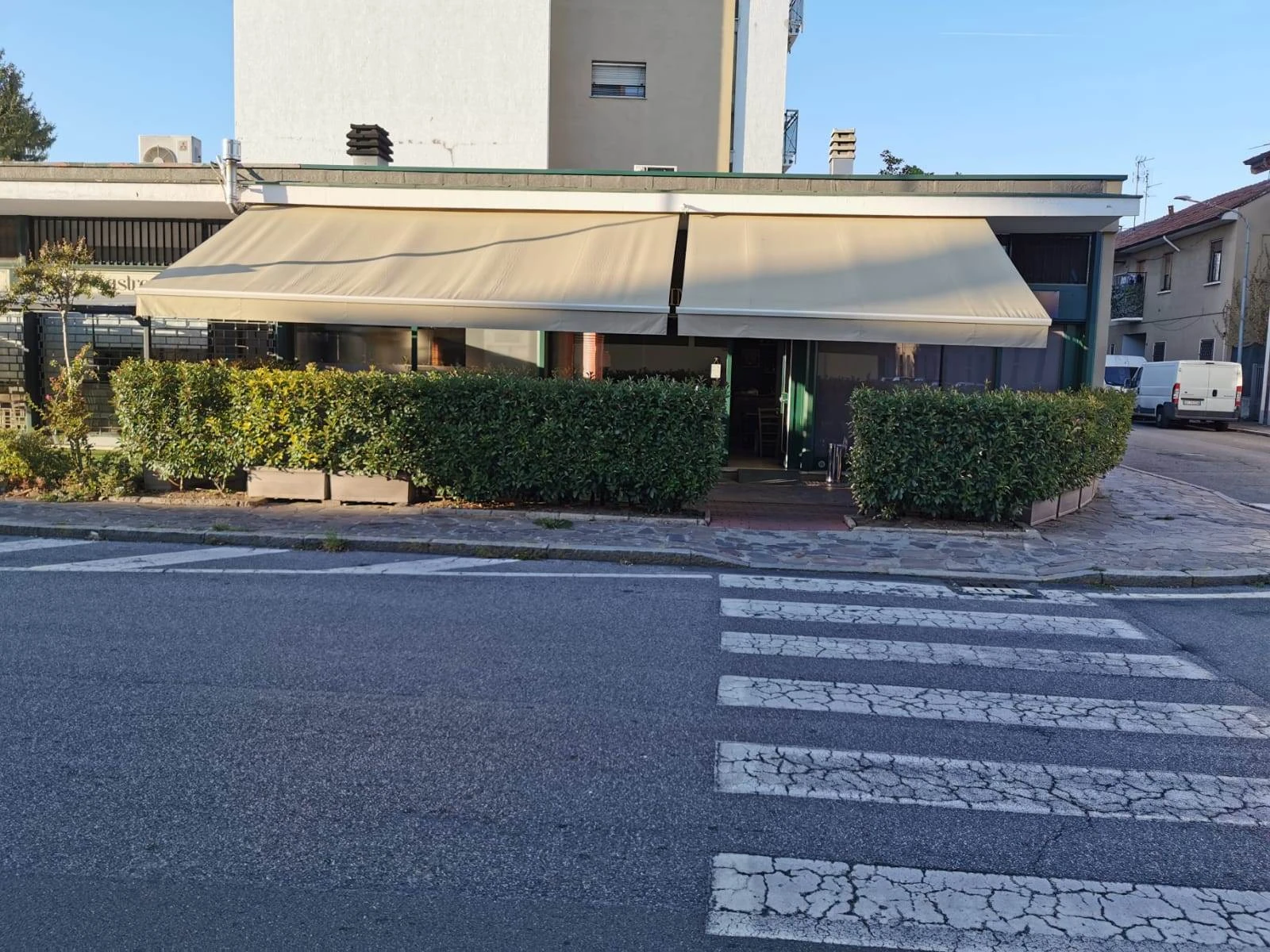 Vendesi Attività di Bar/Pizzeria/Ristorante con Muri di Proprietà – Completamente Ristrutturato Vendesi Attività di Bar/Pizzeria/Ristorante con Muri di Proprietà – Completamente Ristrutturato