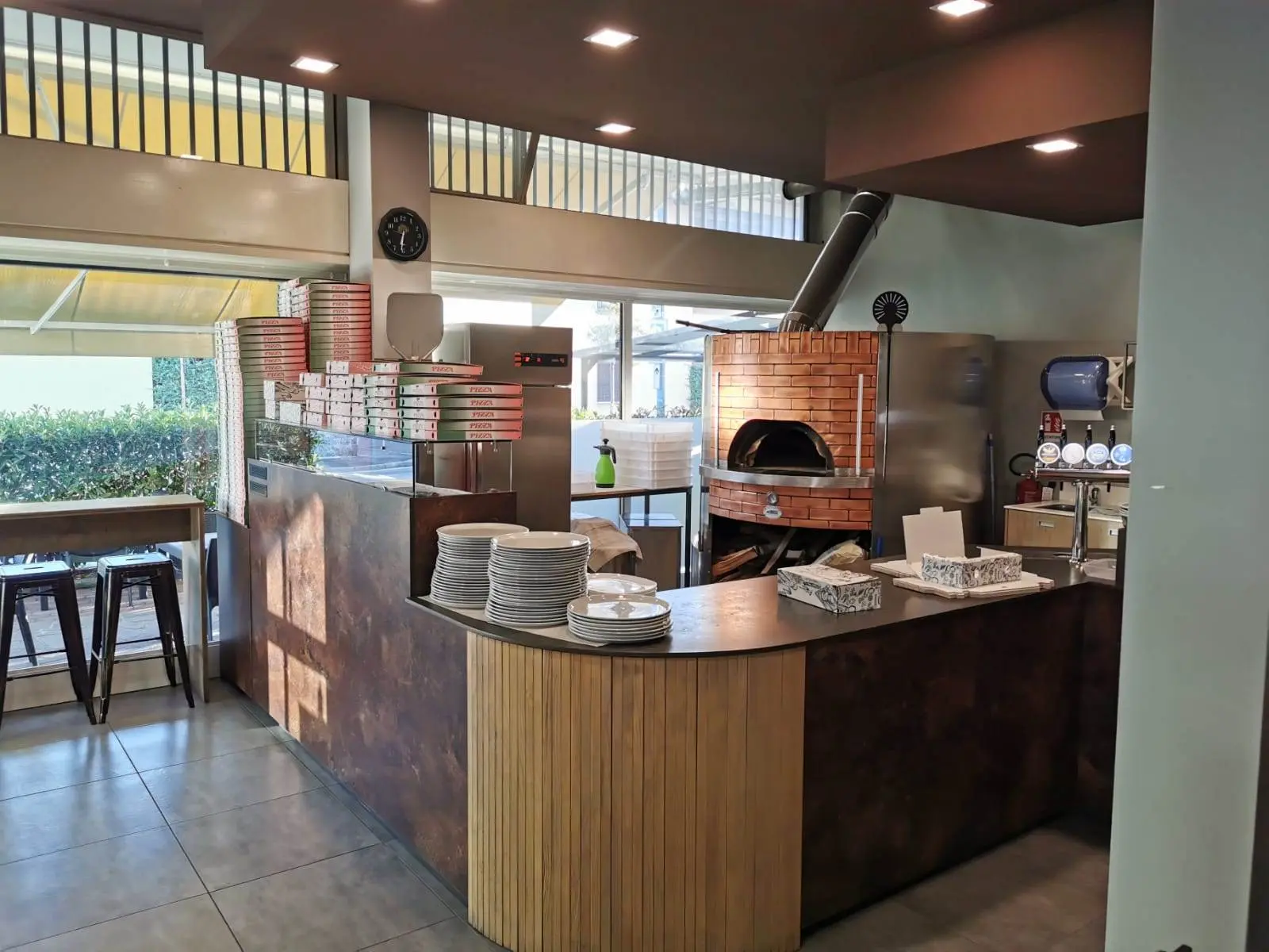 Vendesi Attività di Bar/Pizzeria/Ristorante con Muri di Proprietà – Completamente Ristrutturato Vendesi Attività di Bar/Pizzeria/Ristorante con Muri di Proprietà – Completamente Ristrutturato