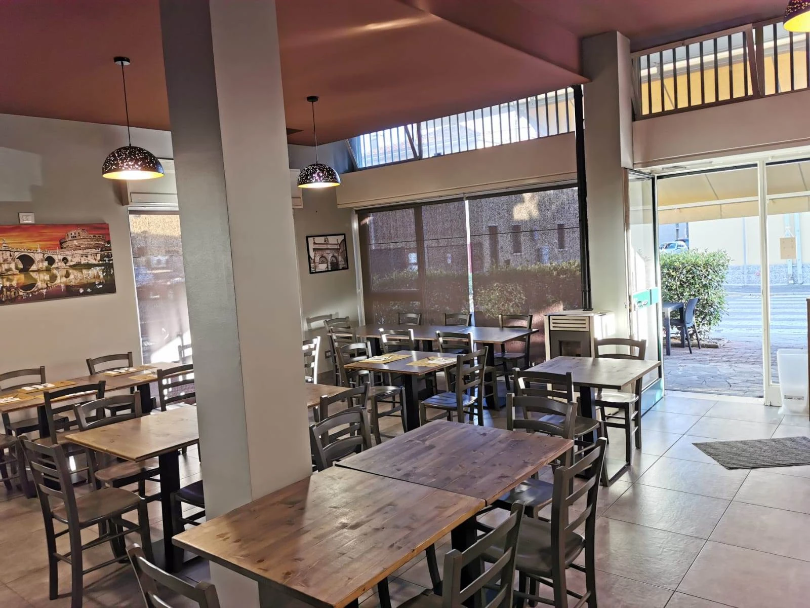 Vendesi Attività di Bar/Pizzeria/Ristorante con Muri di Proprietà – Completamente Ristrutturato Vendesi Attività di Bar/Pizzeria/Ristorante con Muri di Proprietà – Completamente Ristrutturato