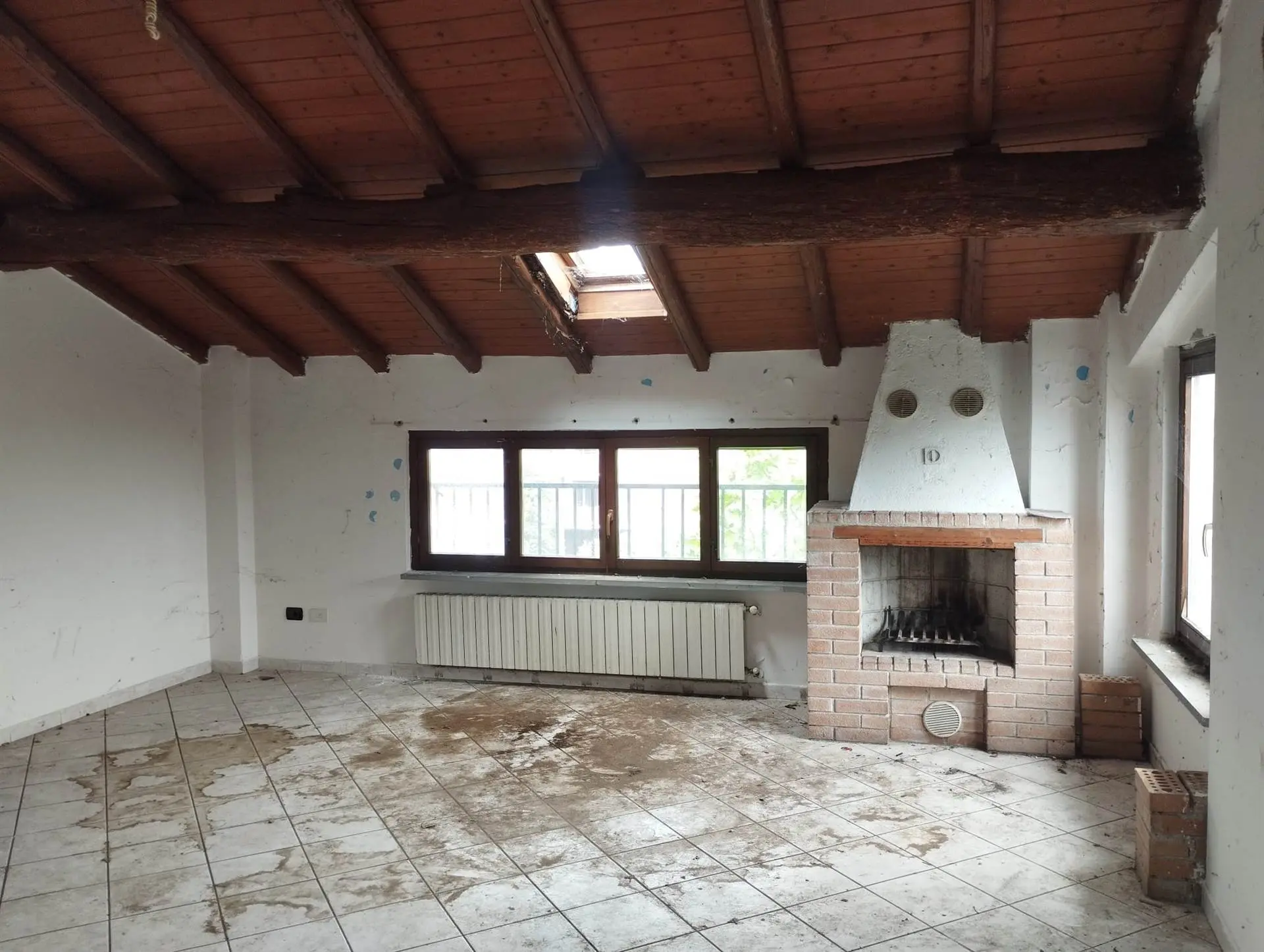 Trilocale Autonomo con Travi a Vista e Doppio Bagno Trilocale Autonomo con Travi a Vista e Doppio Bagno