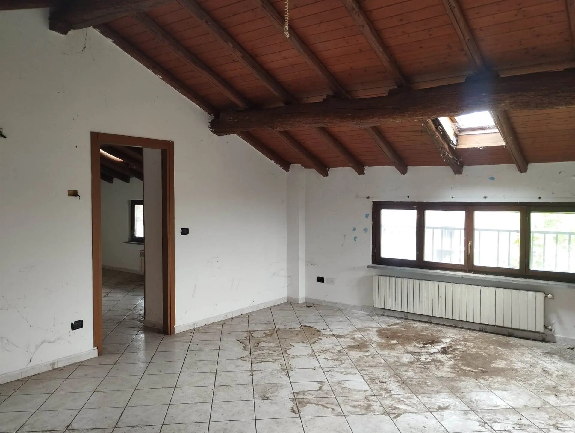 Trilocale Autonomo con Travi a Vista e Doppio Bagno Trilocale Autonomo con Travi a Vista e Doppio Bagno