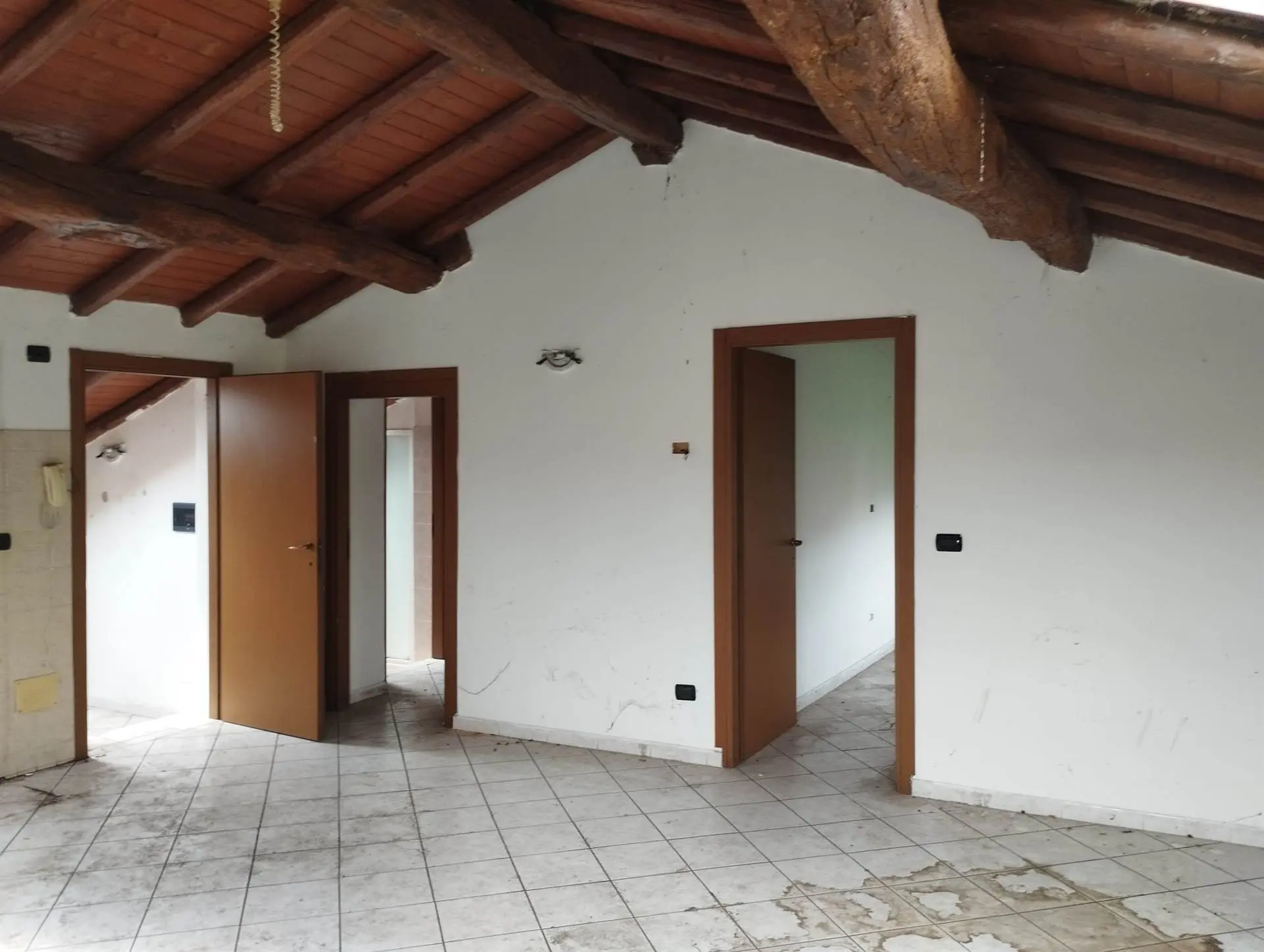 Trilocale Autonomo con Travi a Vista e Doppio Bagno Trilocale Autonomo con Travi a Vista e Doppio Bagno