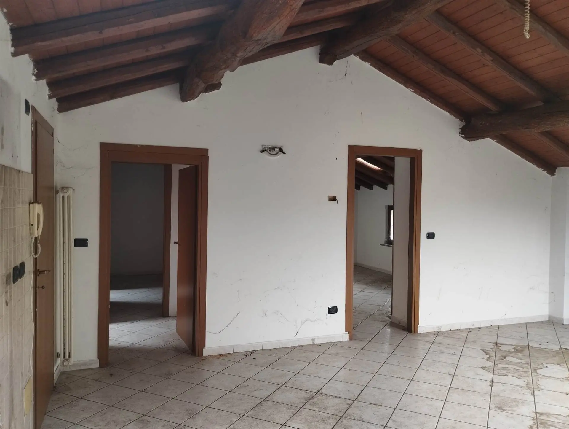 Trilocale Autonomo con Travi a Vista e Doppio Bagno Trilocale Autonomo con Travi a Vista e Doppio Bagno